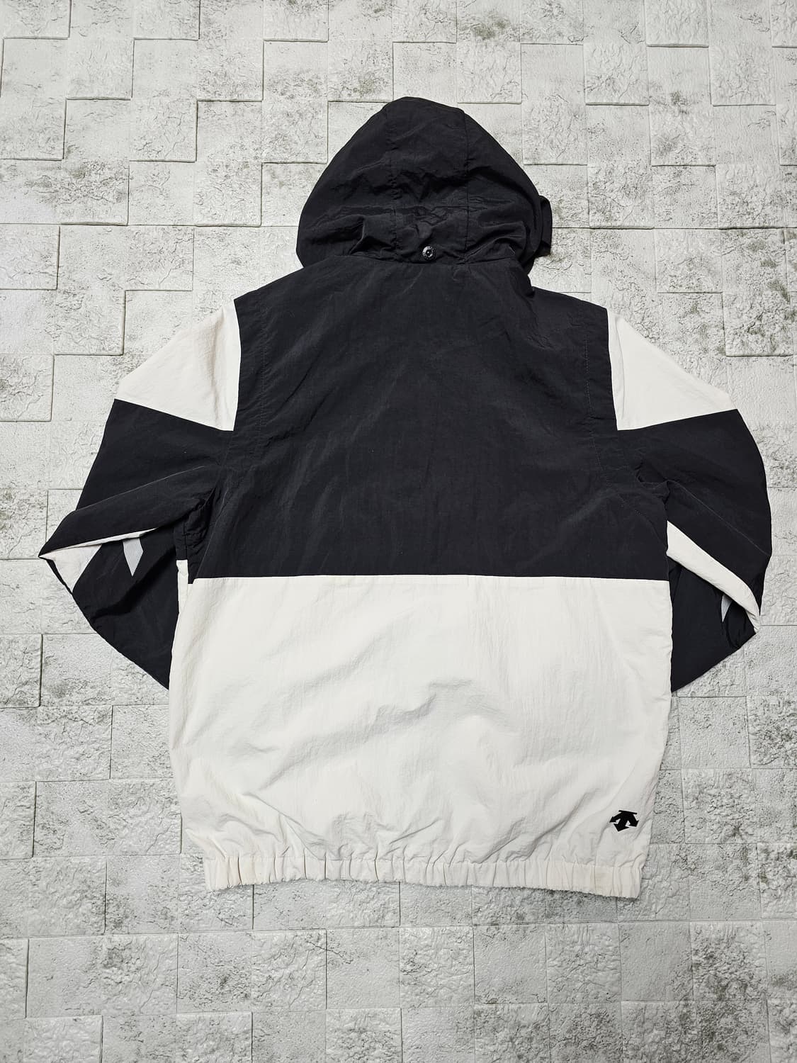 데상트 바람막이  상품이미지2