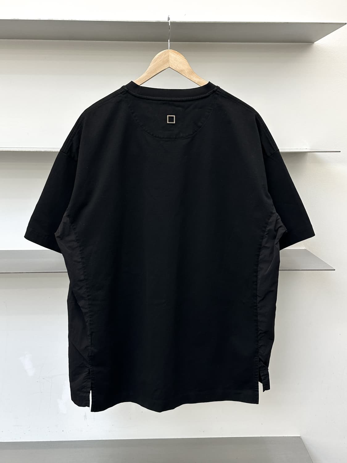 우영미 21SS 스퀘어 로고 나일론 포켓 티셔츠 상품이미지3