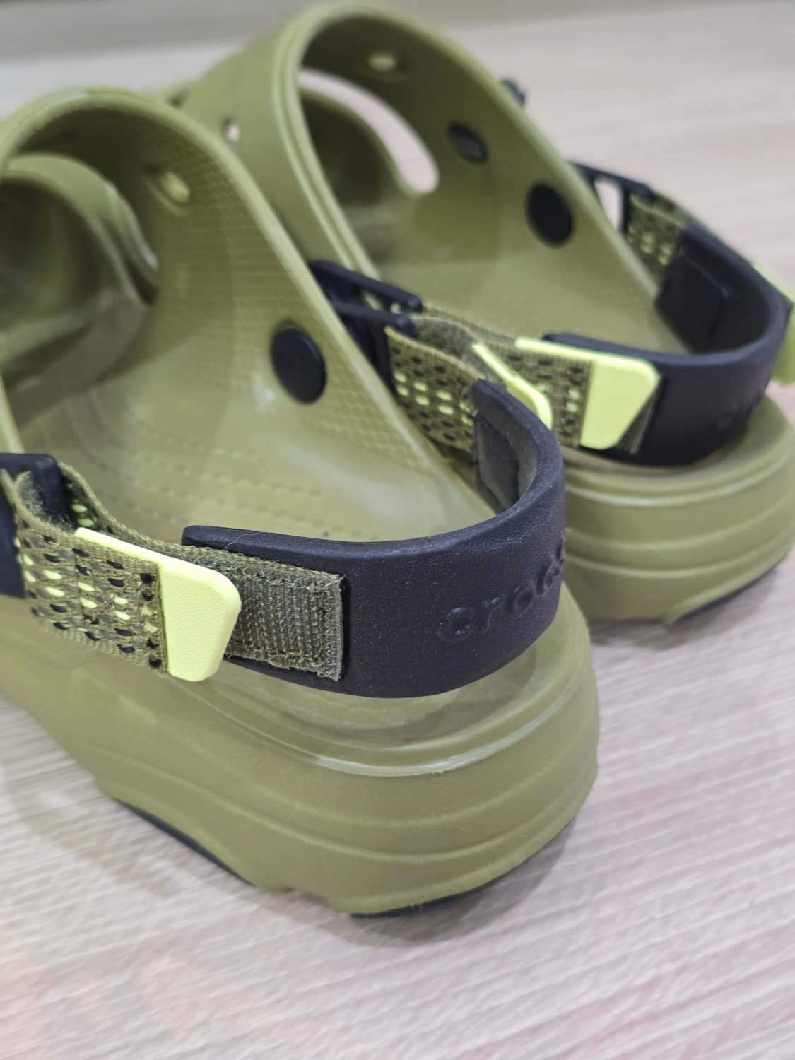 (새)크록스 CROCS 스트랩 샌들 (카키) 상품이미지3