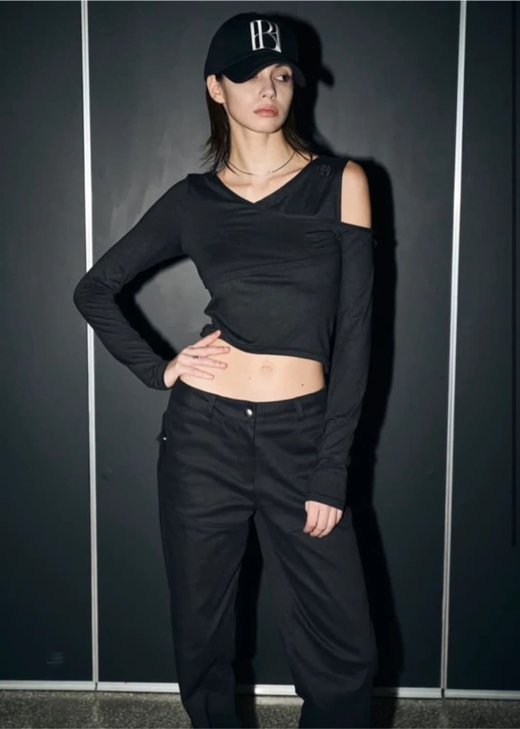 보헤미안서울 컷아웃 크롭 슬리브리스 티 상품이미지1