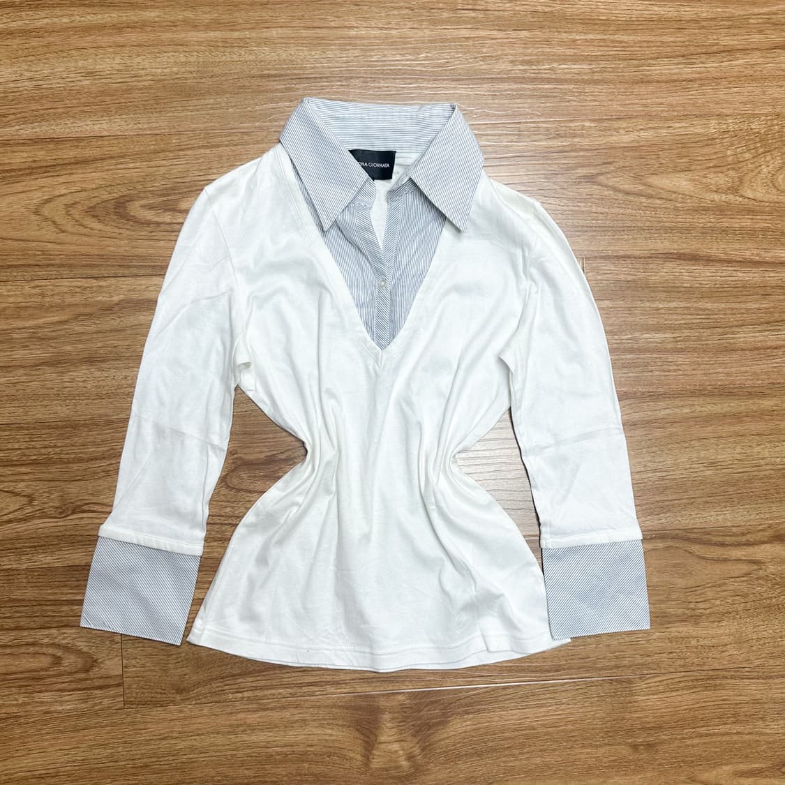잔잔한 플라워 패턴이 매력적인 빈티지 블라우스입니다. 오프숄더 디자인으로 상품이미지1