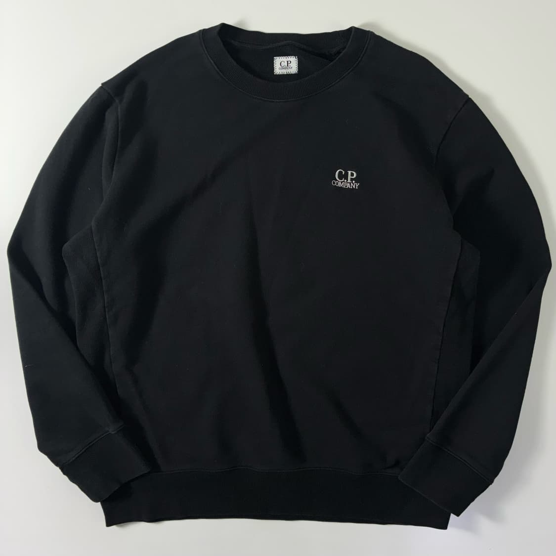 C.P. Company  씨피 컴퍼니 자수 블랙 맨투맨  상품이미지1