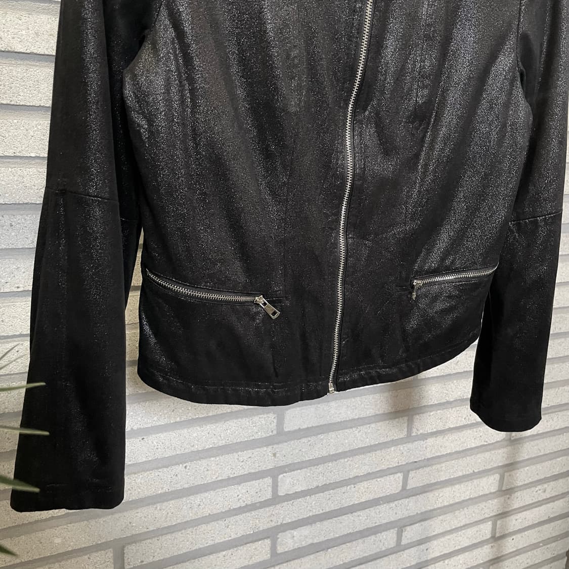 LAURA JO PARIS 크롭 집업 자켓 노카라 글리터 디테일 블랙 상품이미지5