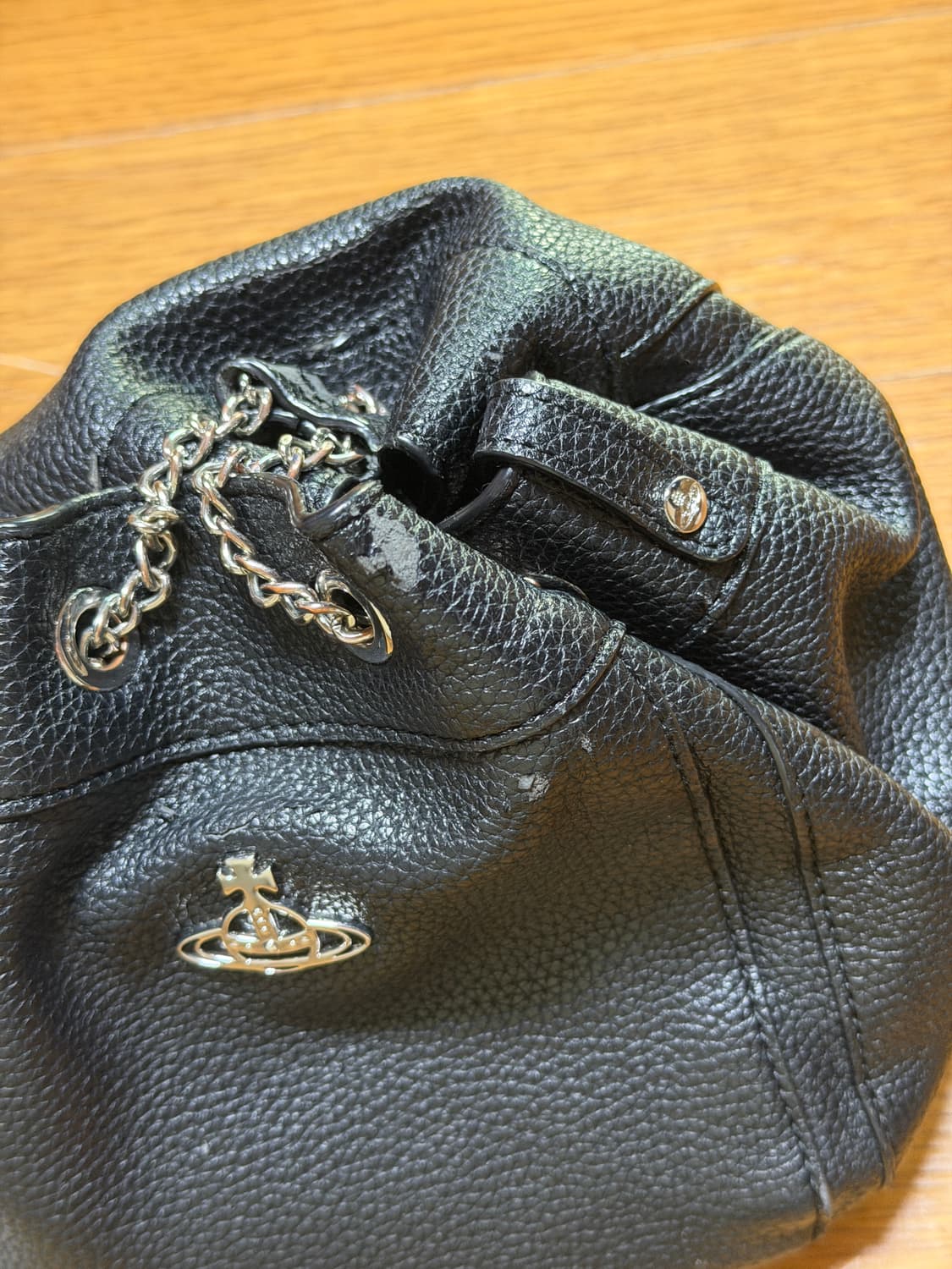 비비안웨스트우드 크리시 스몰 버킷백 블랙 상품이미지3