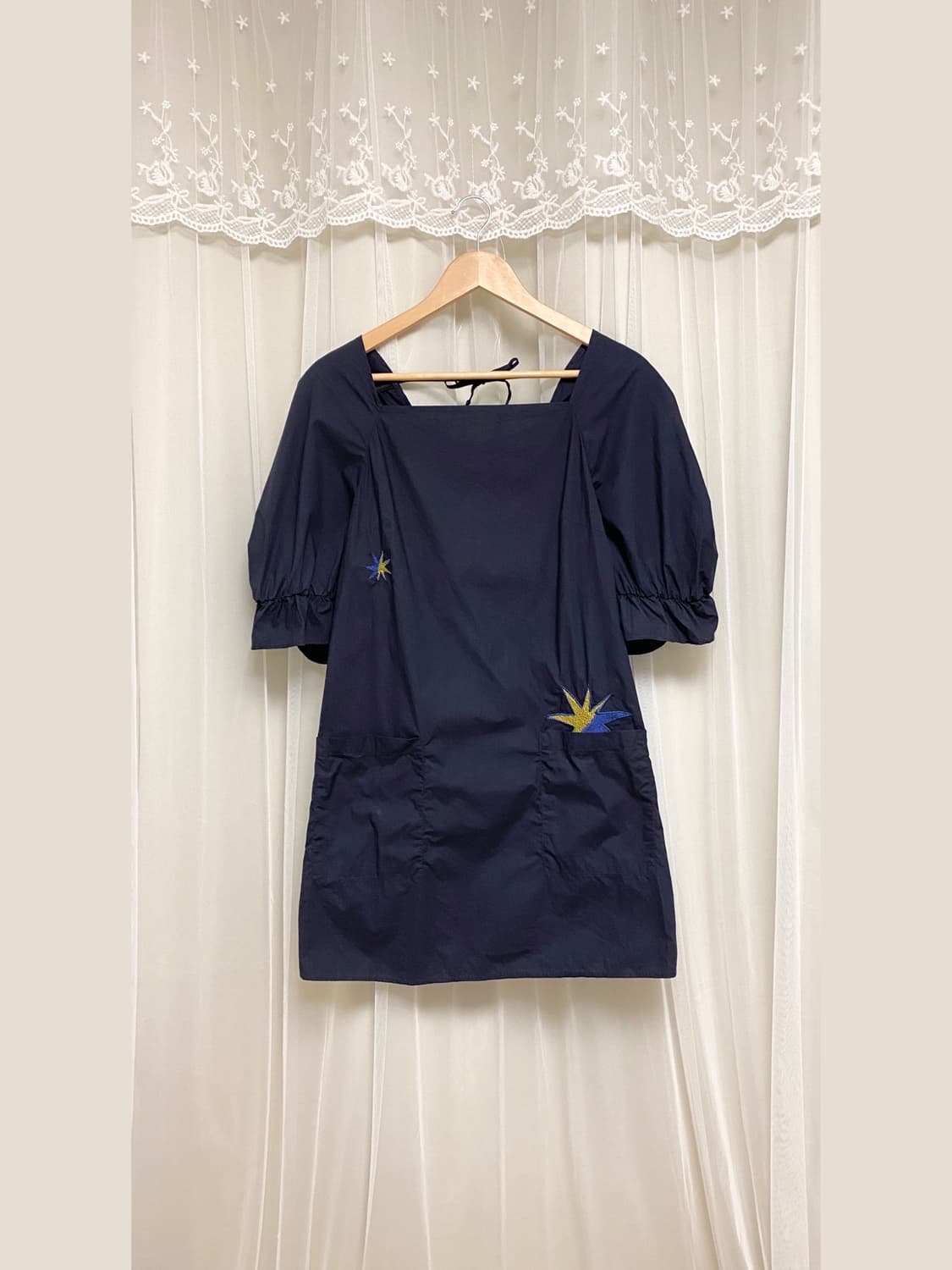 쥬시쥬디 면 네이비 별 자수 셔링 퍼프소매 리본 스퀘어넥 미니 원피스 상품이미지1