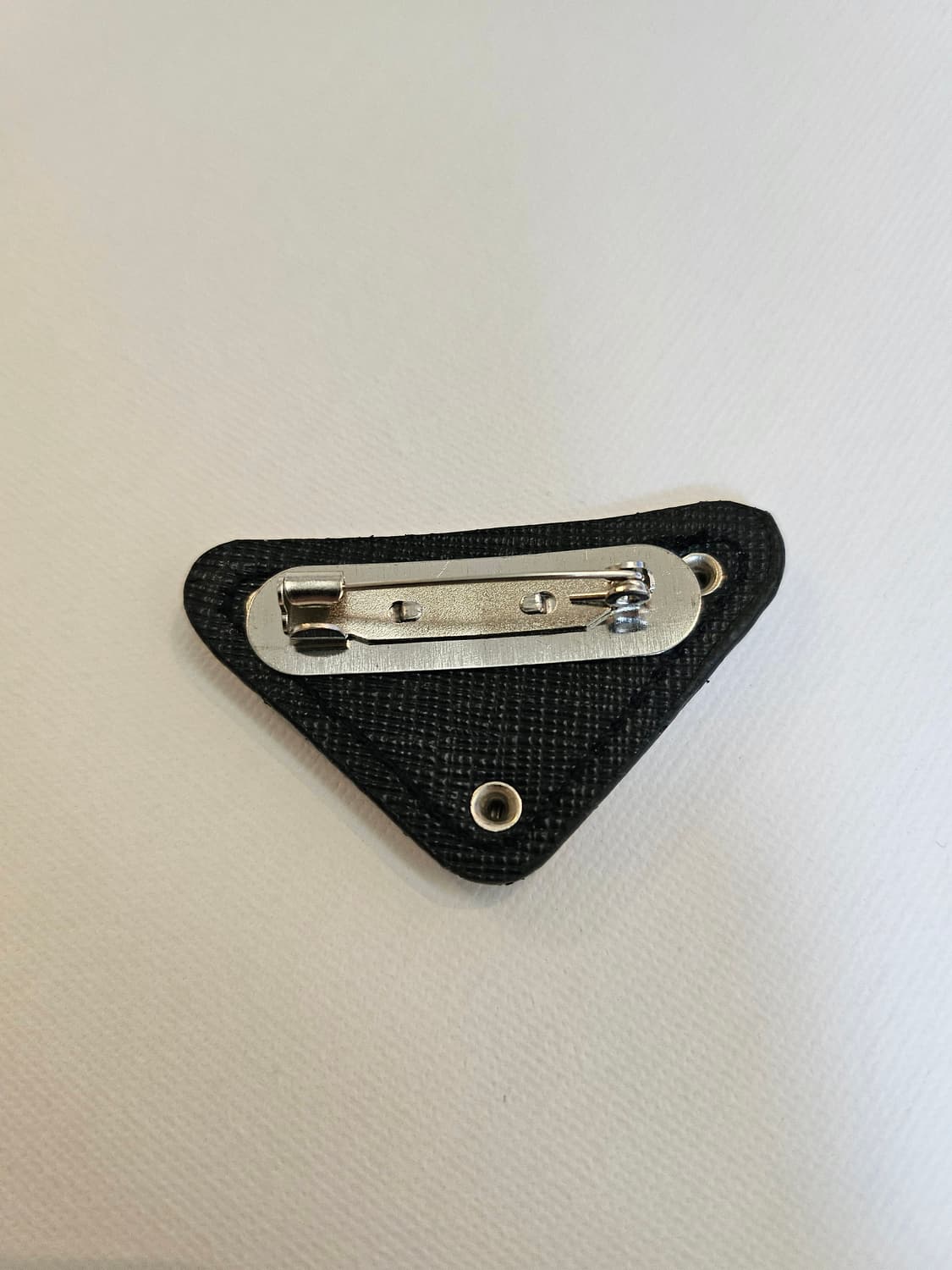 프라다 업사이클링 사피아노 삼각 브로치 상품이미지4