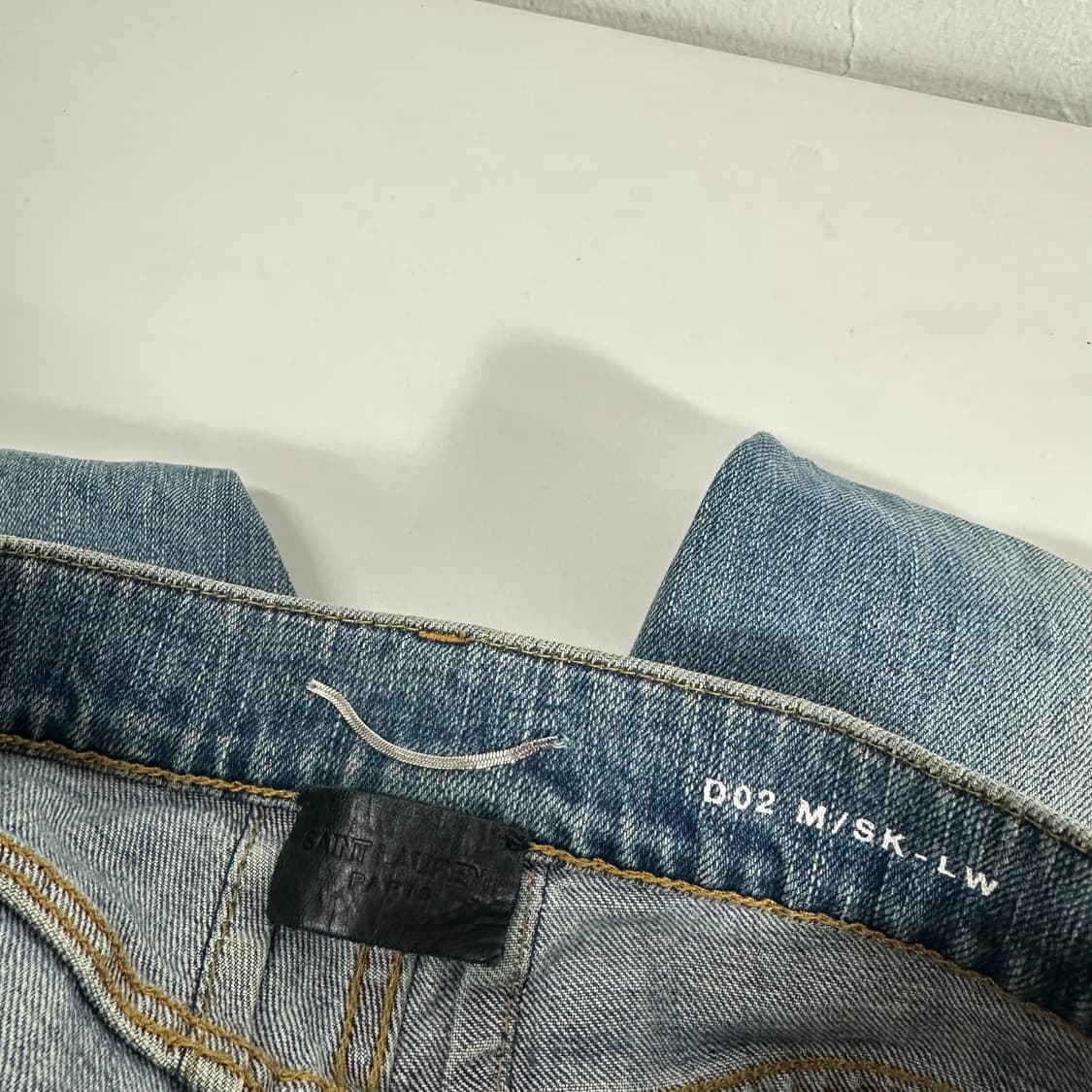 29 S 생로랑 17ss 슬림 스터드 레더패치 데님팬츠 상품이미지5