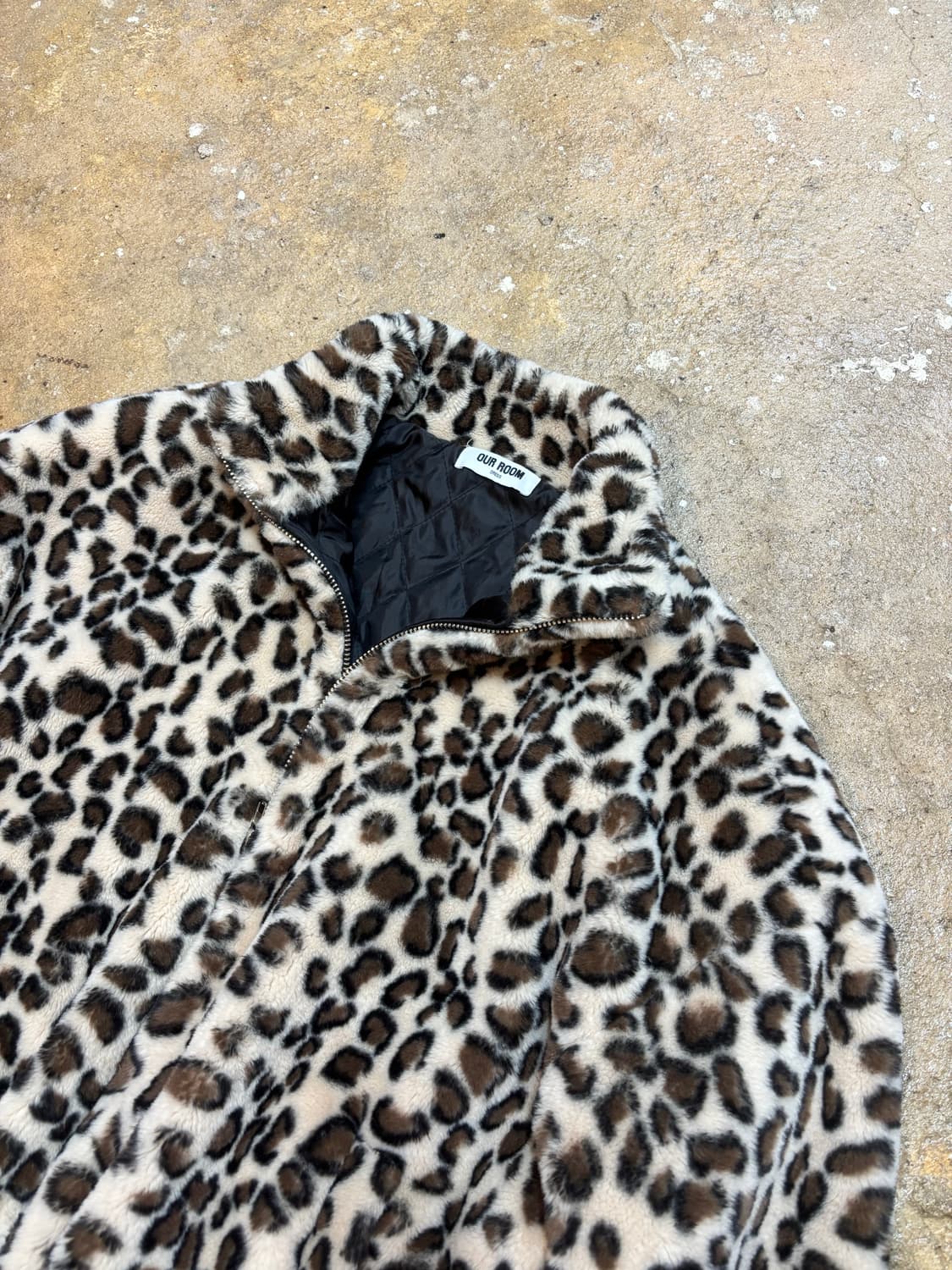 ourroom 오버핏 레오파드 퍼자켓 상품이미지3