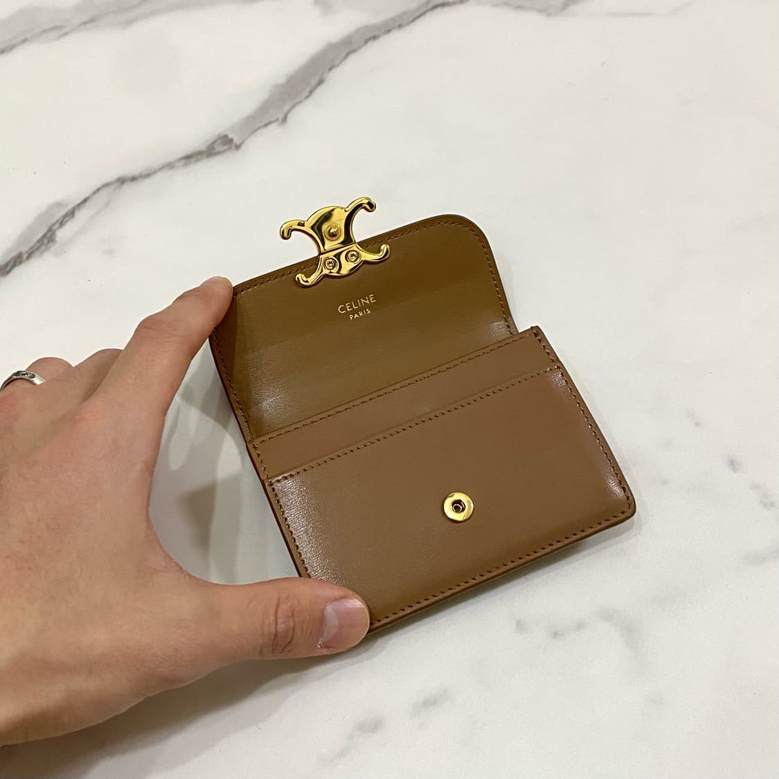 셀린느 카프스킨 플랩 카드 지갑 베이지 브론즈 10I583DPV-18BU 상품이미지5