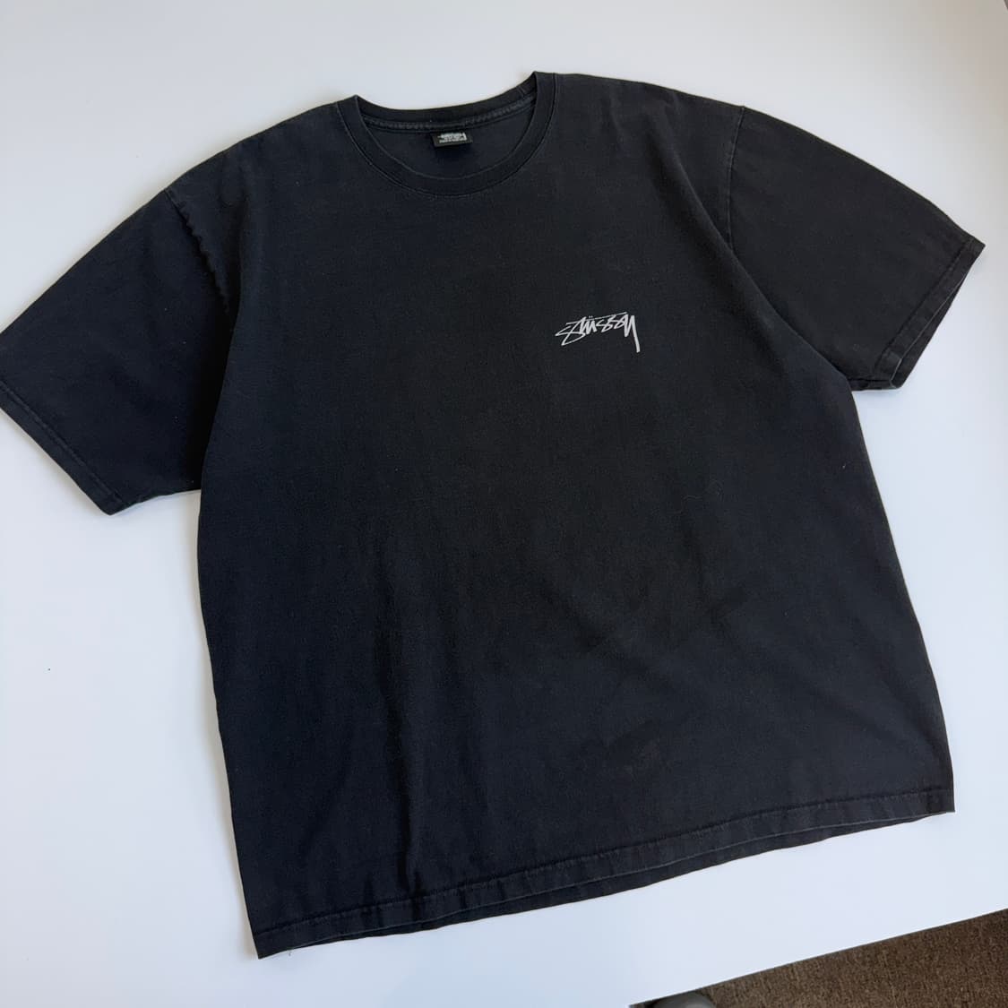 Stussy  스투시 모던에이지 백프린트 블랙 반팔티셔츠  상품이미지1