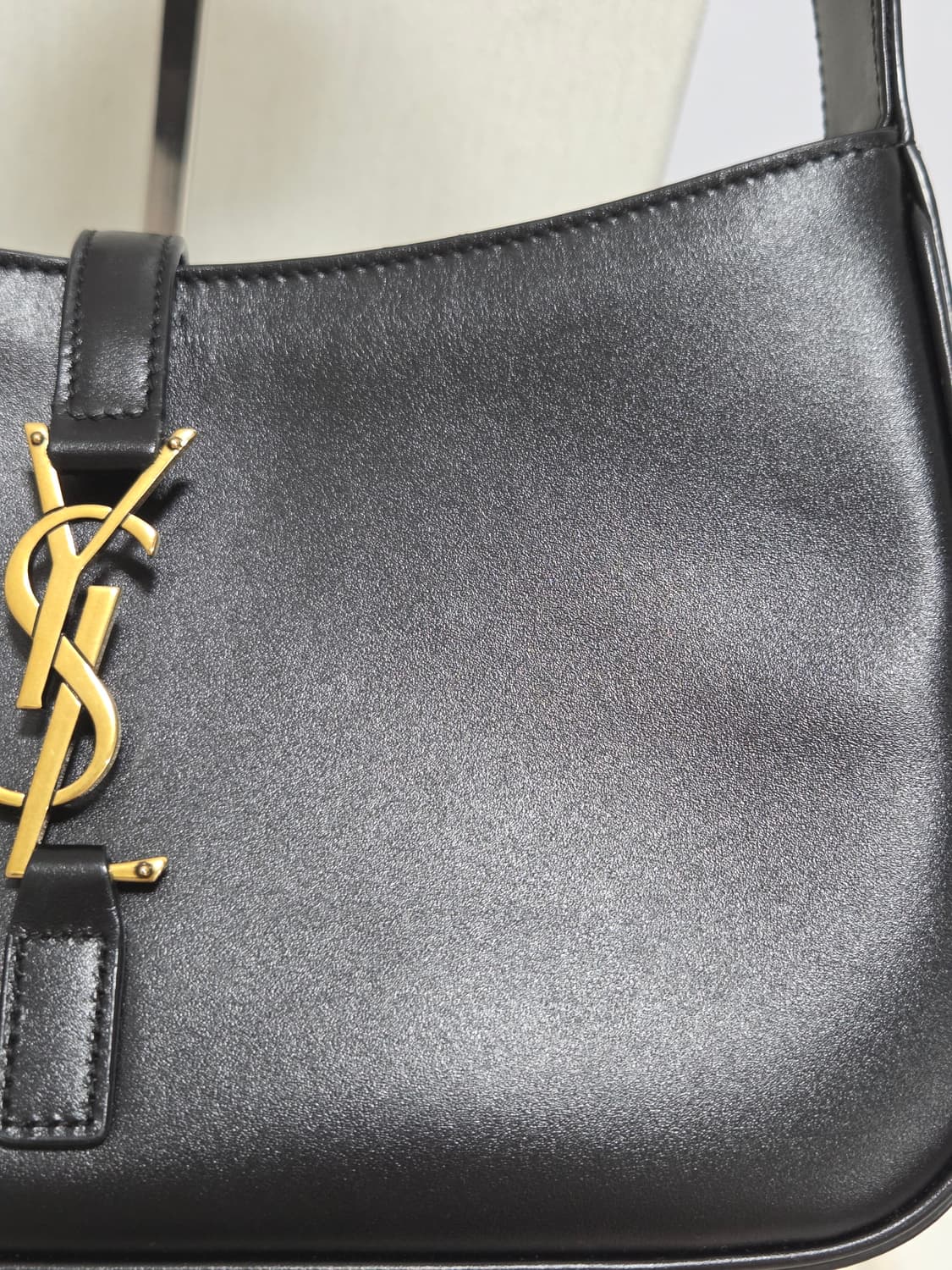 [새상품급] 생로랑 LE 5 A7 레더 호보백 Small Size 상품이미지6