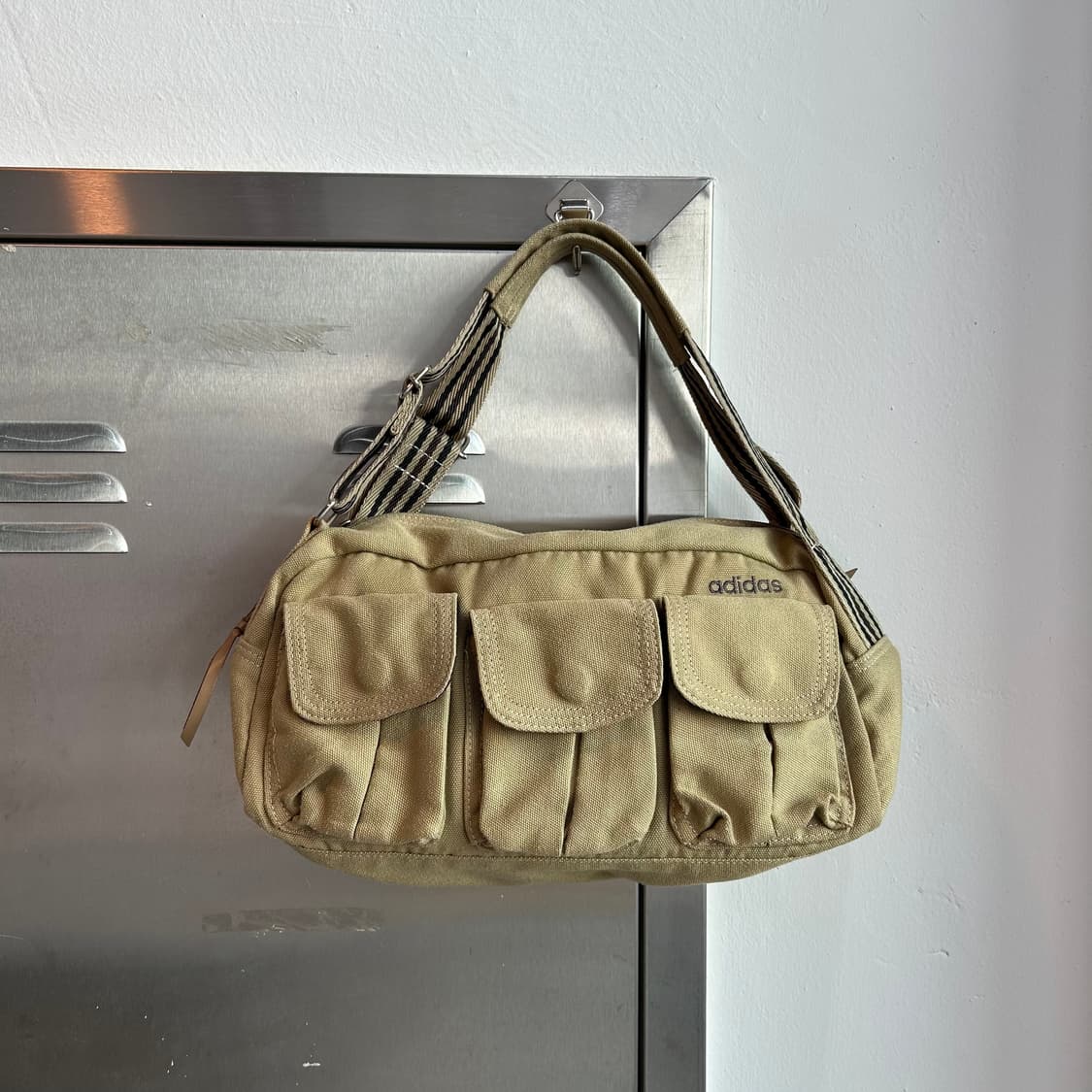 아디다스 베이지 포켓 숄더 상품이미지1