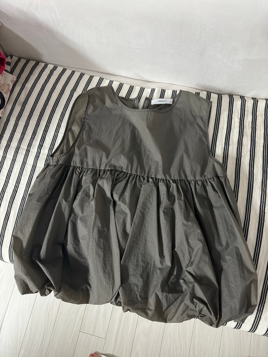 아모멘토 볼륨 슬리브리스 탑 상품이미지3