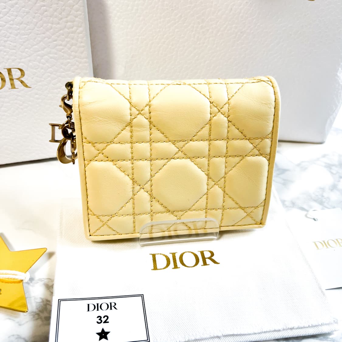 디올 레이디 까나쥬 램스킨 지갑 상품이미지3