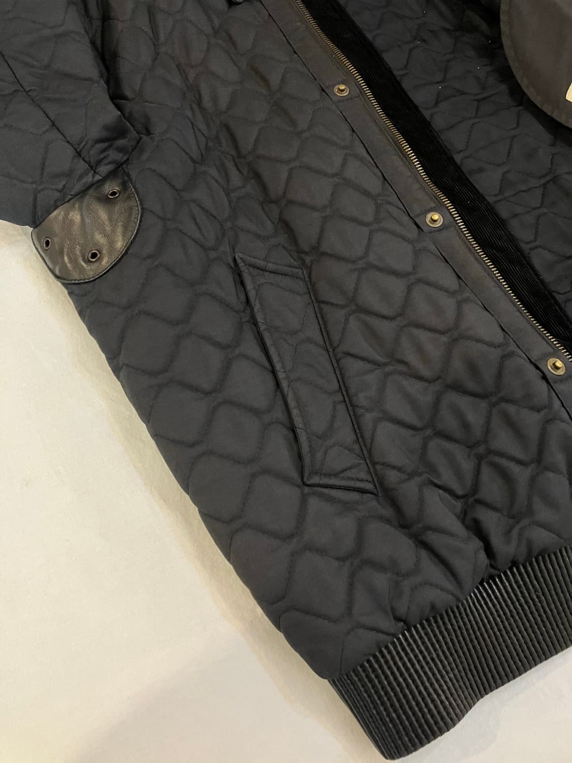 버버리 양가죽 퀼팅 봄버자켓 블랙 상품이미지2