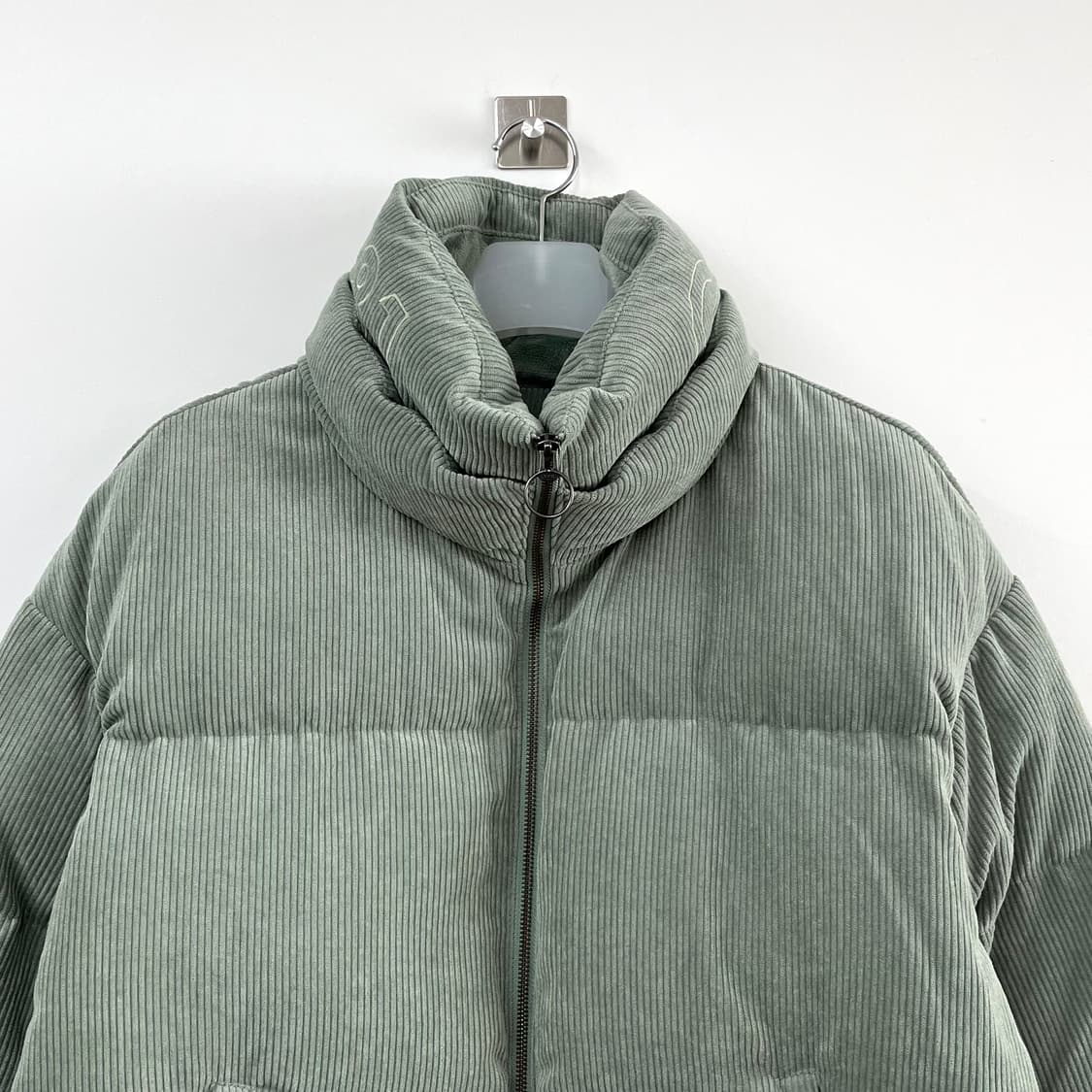 (수지 착용) 게스 코듀로이 골덴 푸퍼 하이넥 패딩 상품이미지4