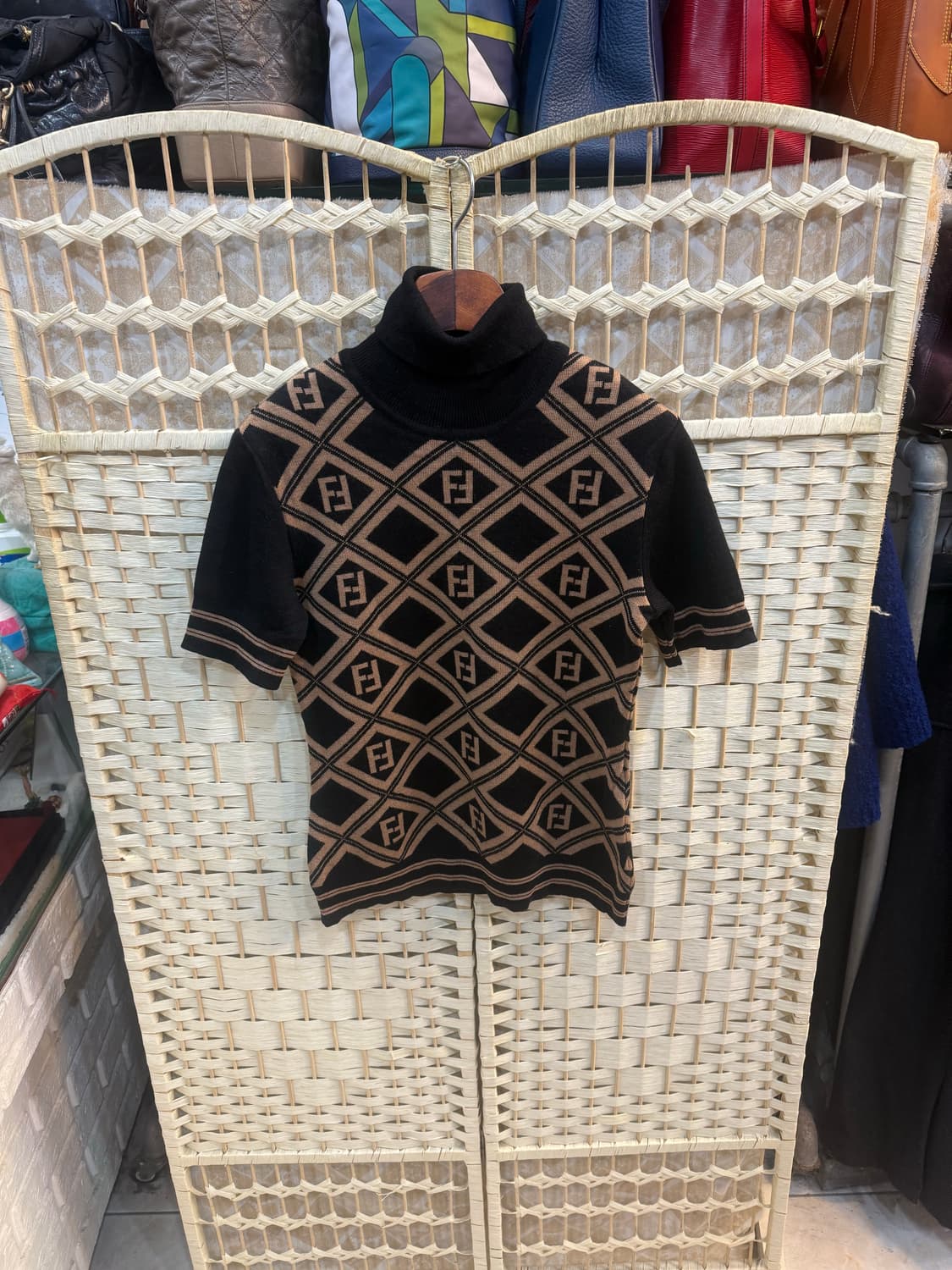 40/55-66 정품 펜디 주카 니트 팝니다 상품이미지1