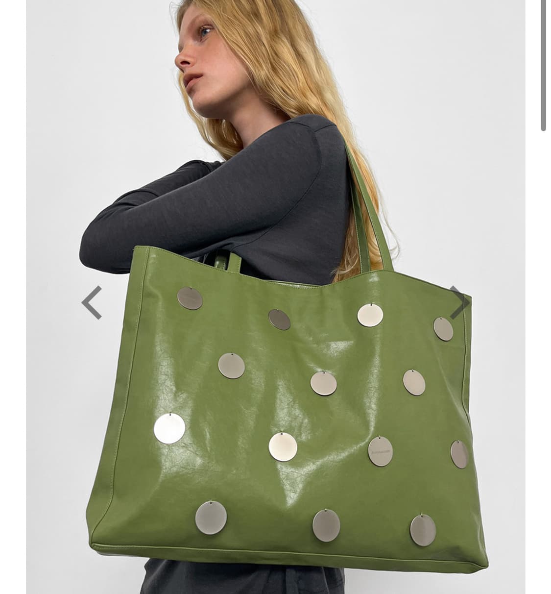 폴리수엠 메탈릭 디스크 쇼퍼백 구해요 상품이미지1