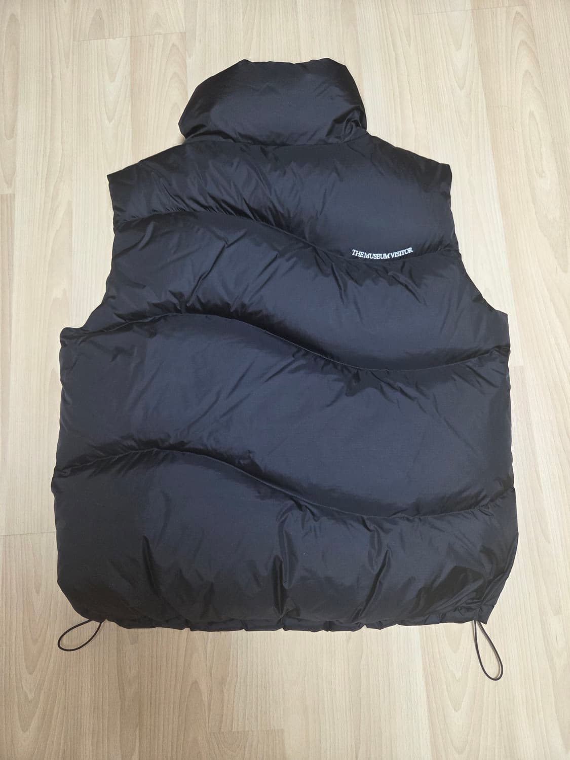 더뮤지엄비지터 CURVED ZIPPER PUFFER DOWN VEST 상품이미지3