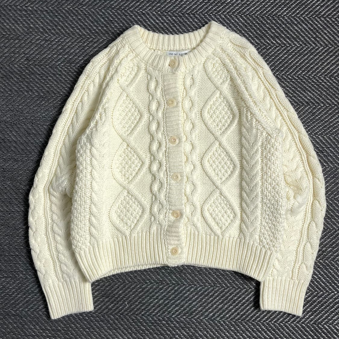 ONE DAY, SUDDENLY 아이보리 케이블 니트y 4819 상품이미지2