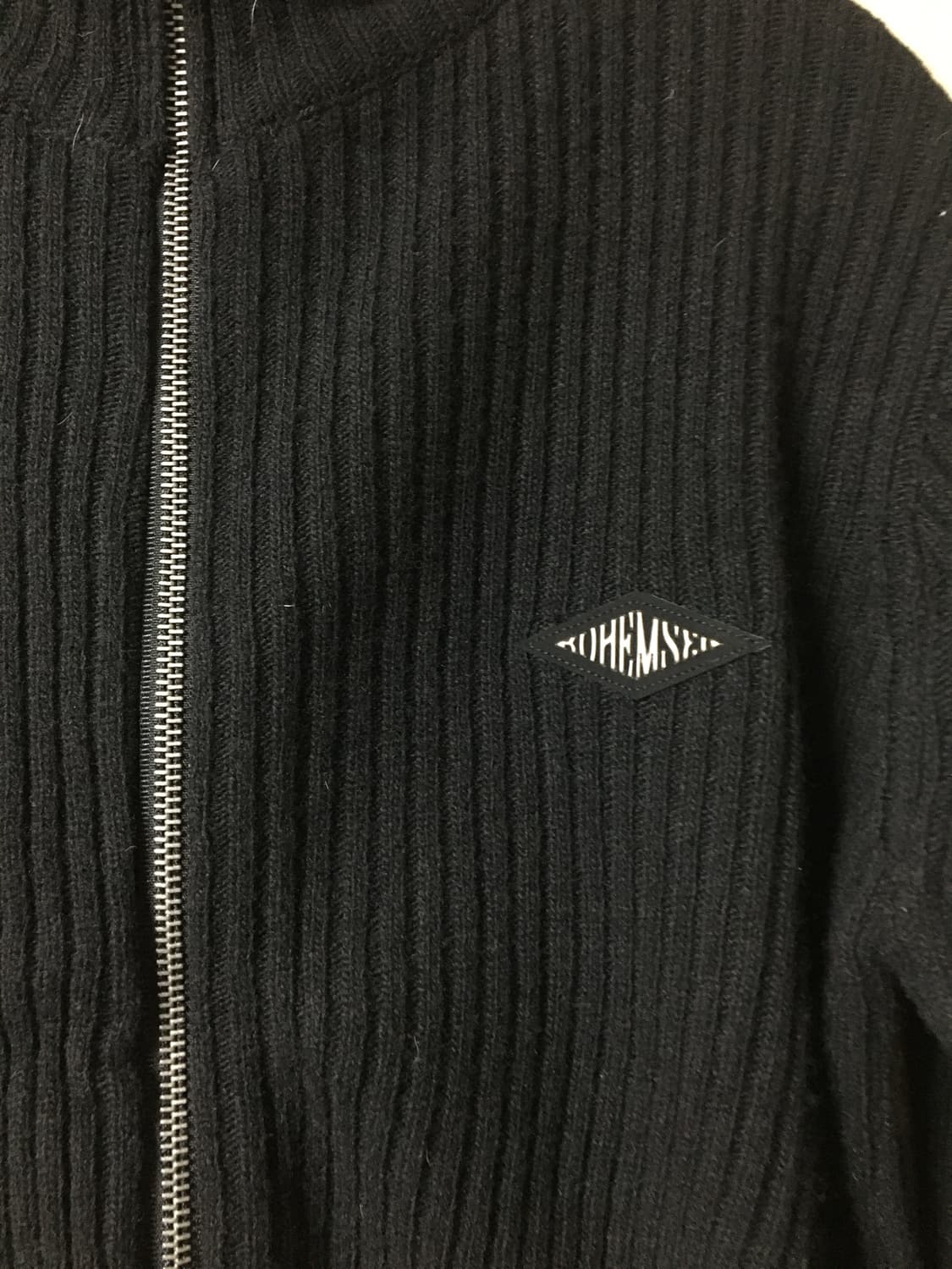 보헤미안서울 다이아 로고 하이넥 니트 집업 상품이미지2