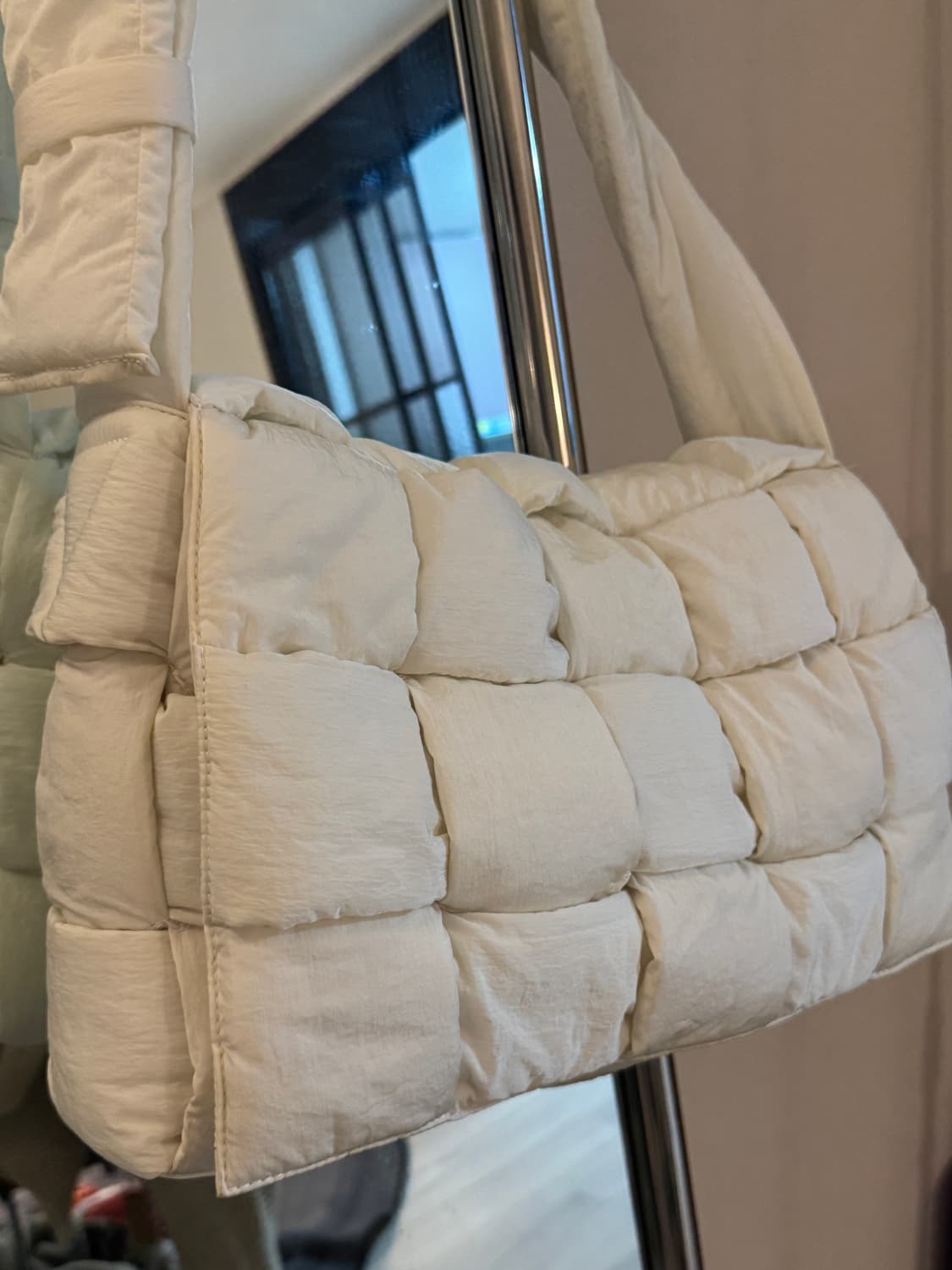 보테가베네타 라지 패디드 테크 카세트 백 화이트 크로스백 상품이미지2