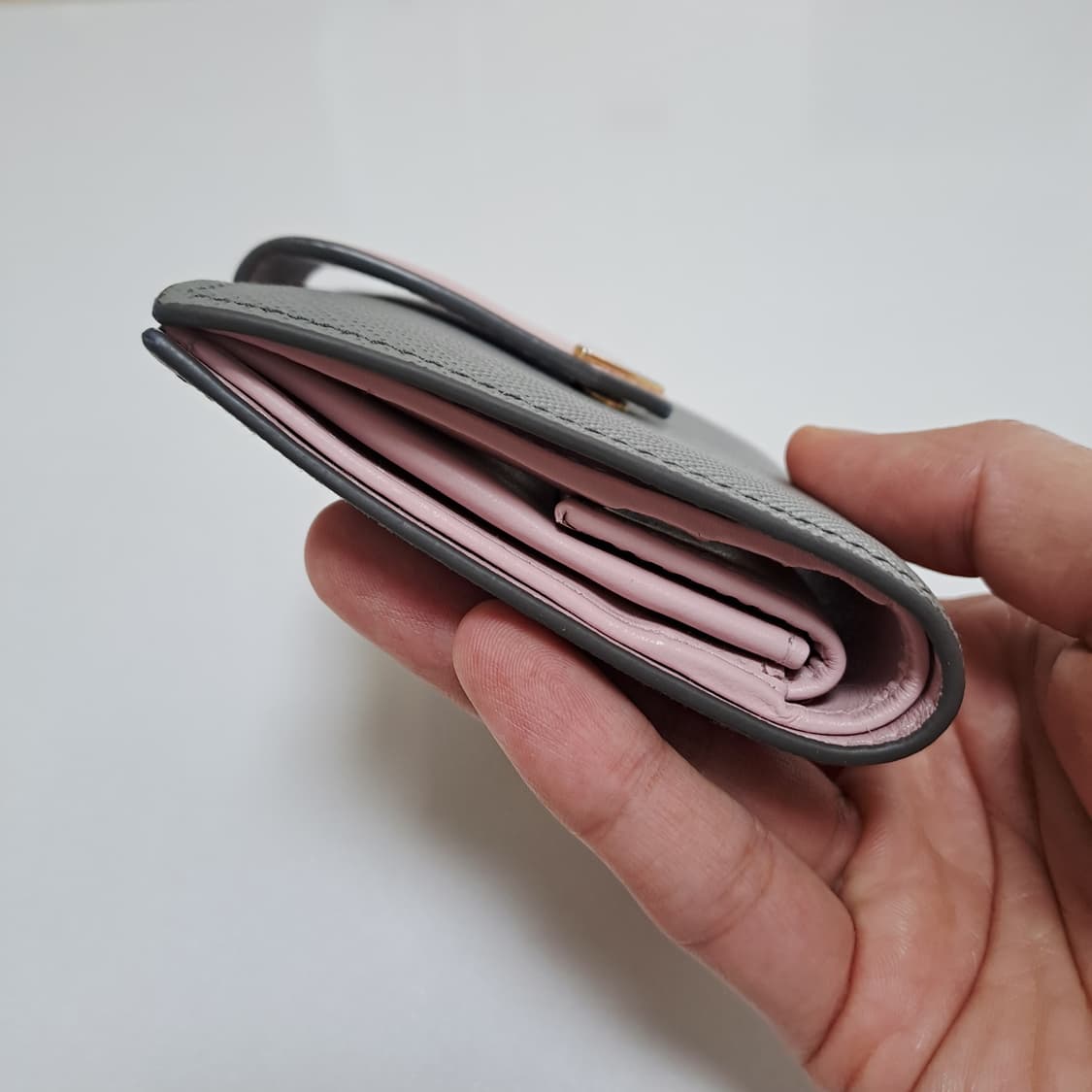 [100%/정품] 프라다 사피아노 스무스 레더 회색,핑크 지갑 상품이미지10