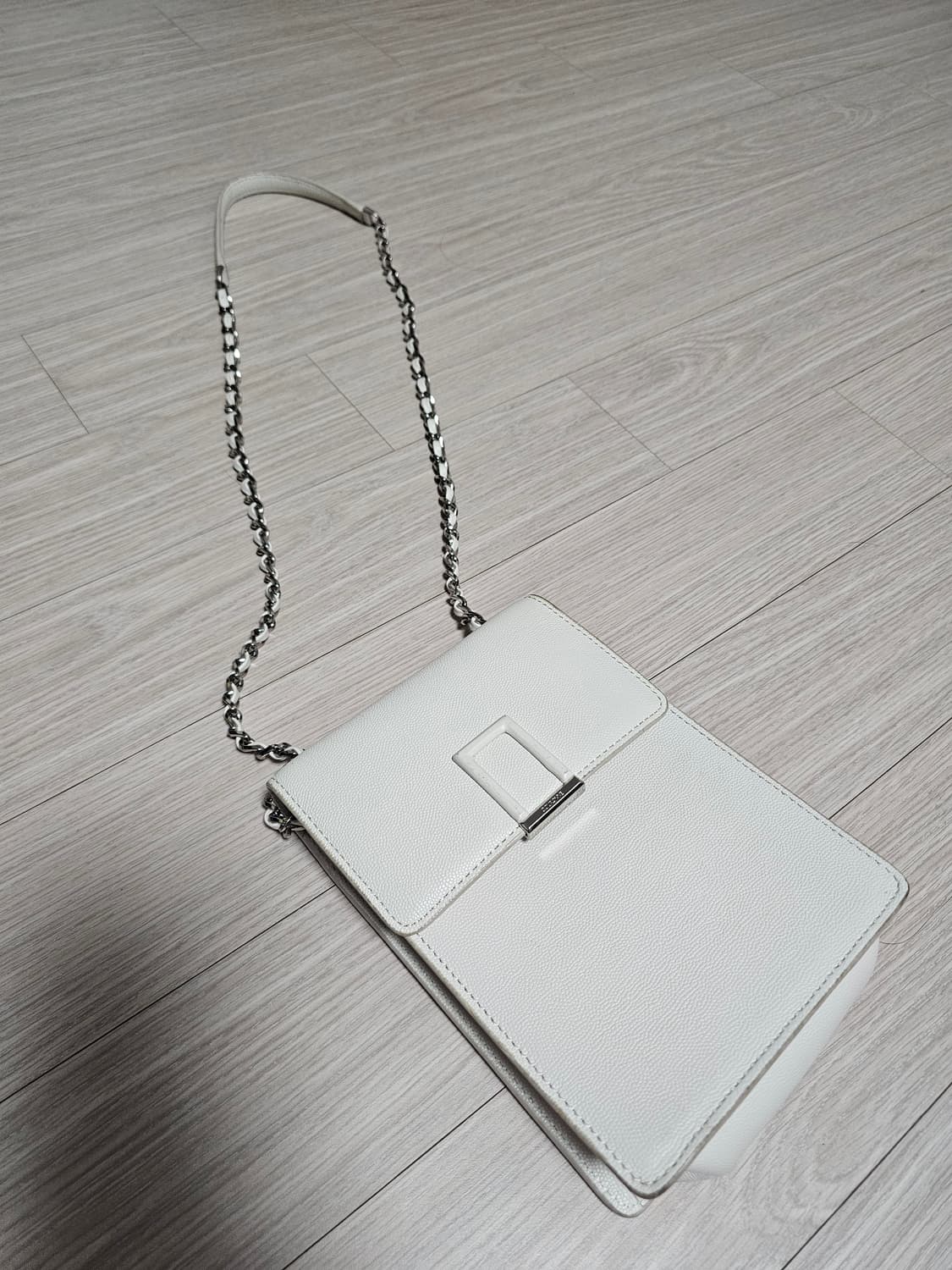 쿠론 화이트 체인 숄더백 상품이미지1