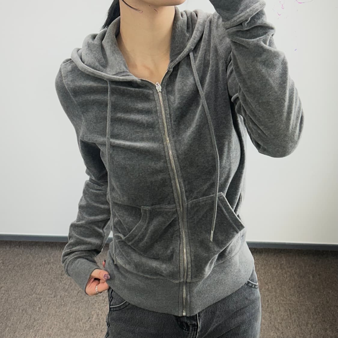 Juicy Coutrue 쥬시꾸뛰르 그레이 벨벳 백포인트 큐빅 후드집업 상품이미지2