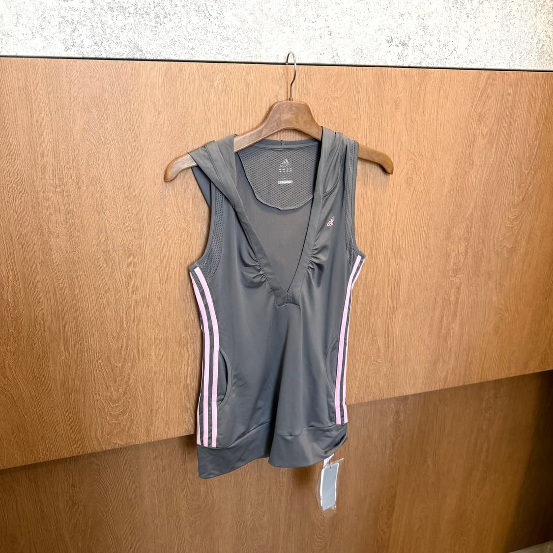 아디다스 슬리브리스 후드 져지 사이드 핑크 삼선 디테일 슬림핏 그레이 상품이미지1