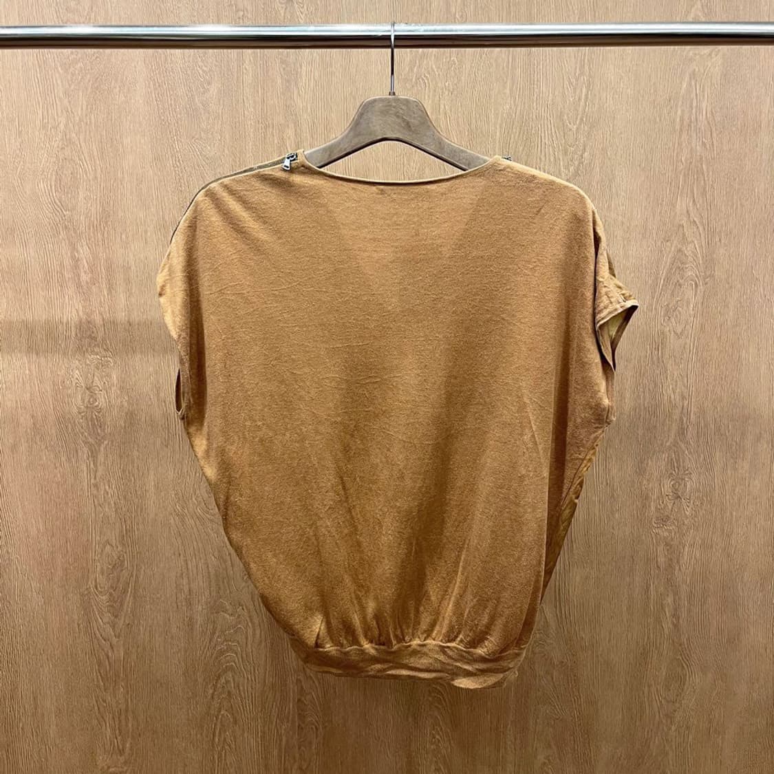 막스마라 블라우스 브이넥 지퍼 숄더 리브드 헴 디테일 가오리핏 브라운 상품이미지3