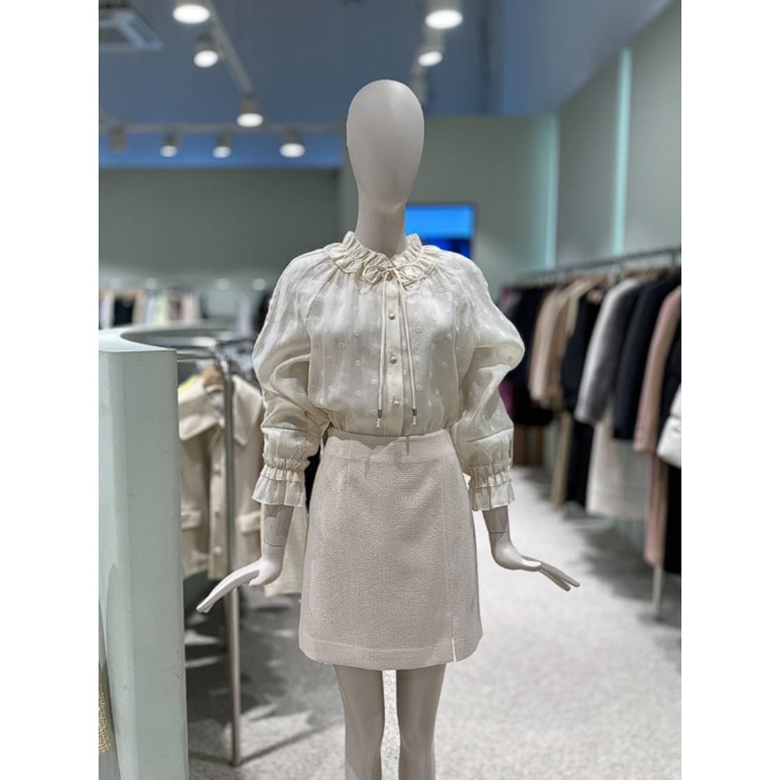 듀엘 25 셔링 넥 시어 도트 블라우스 상품이미지1