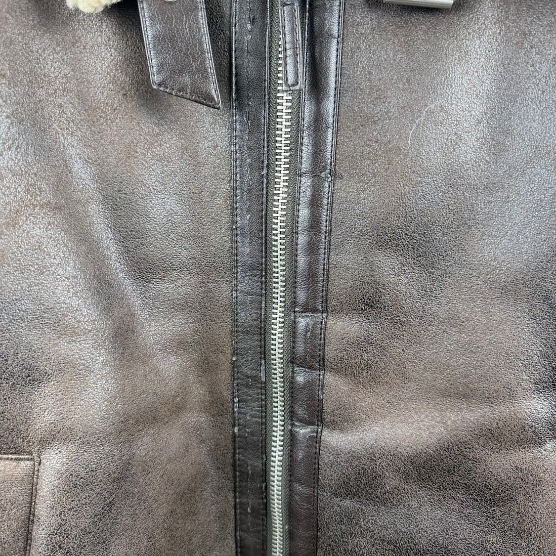 (90) 테이트 버클 포인트 무스탕 점퍼 상품이미지5