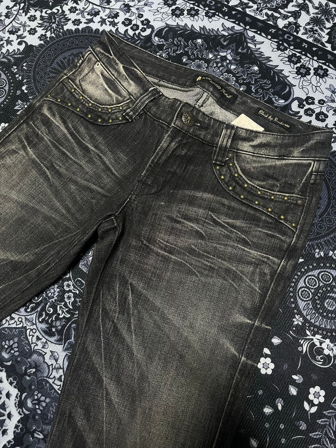 버커루 스터드 디테일 부츠컷 흑청 워싱 데님팬츠 상품이미지4