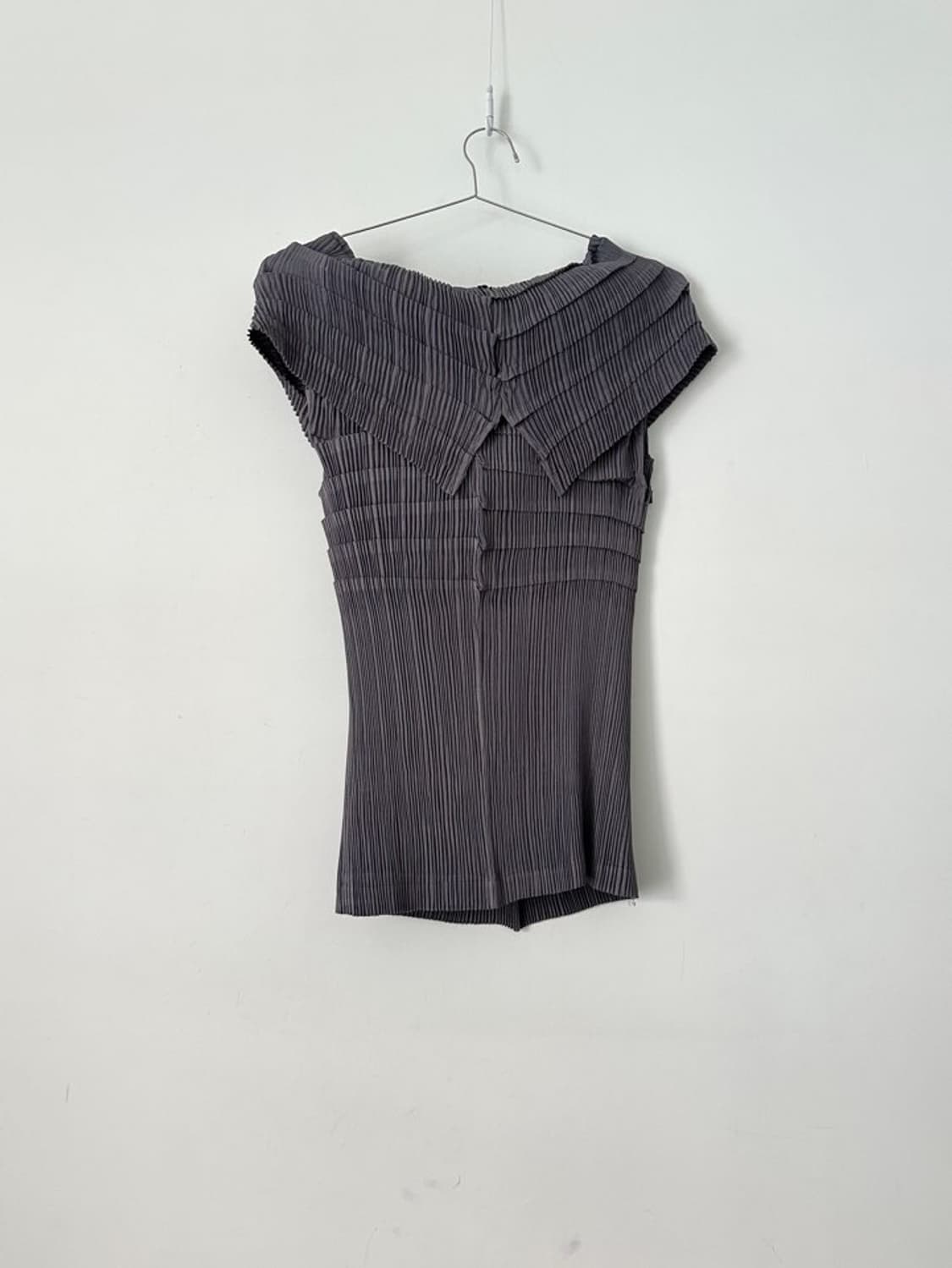 Off shoulder pleats top / grey 상품이미지6