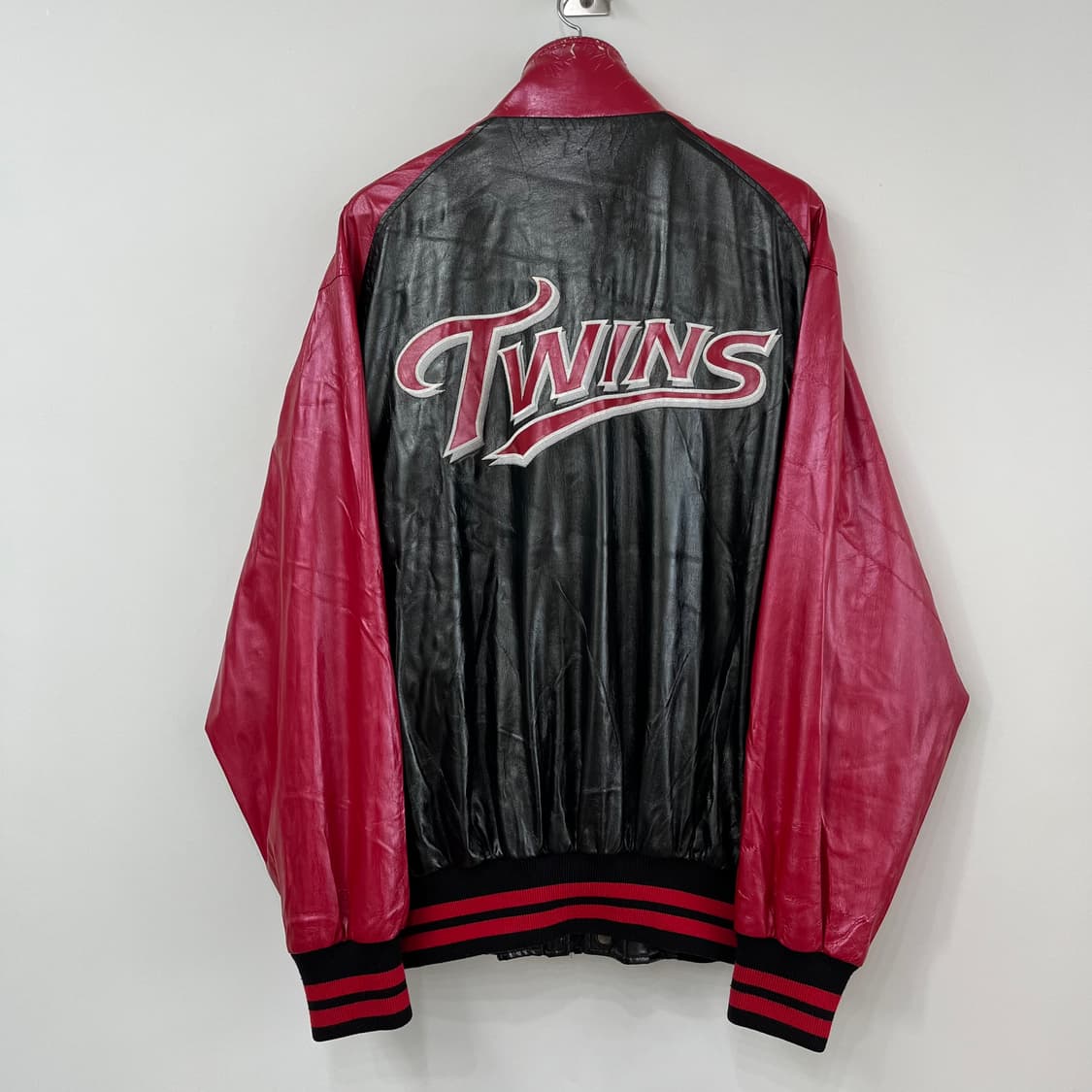 LG트윈스 데상트 구로고 유광점퍼 상품이미지3