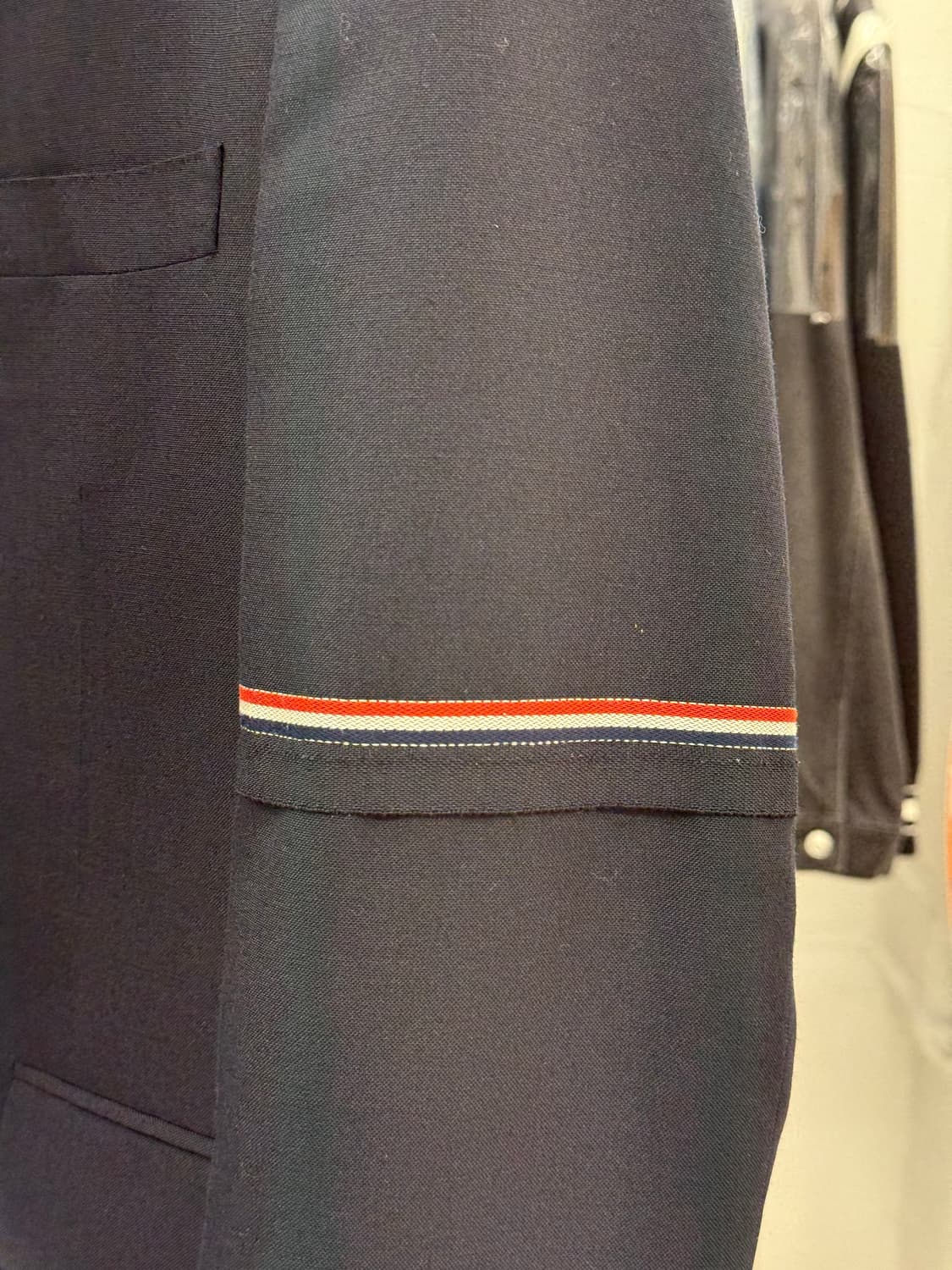 [3] 톰브라운 싱글 암밴드 금장 블레이저 자켓 상품이미지3