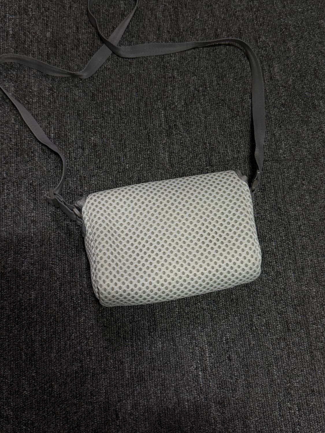 미스치프 쿠션 미니 크로스백 라이트 그레이 상품이미지5