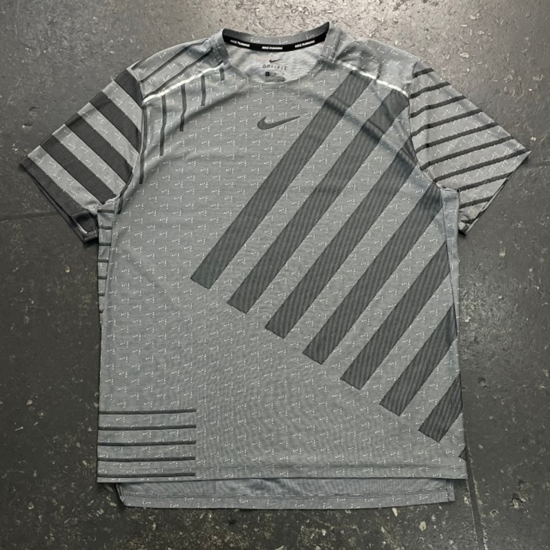 105 나이키 러닝 드라이핏 반팔티  상품이미지1