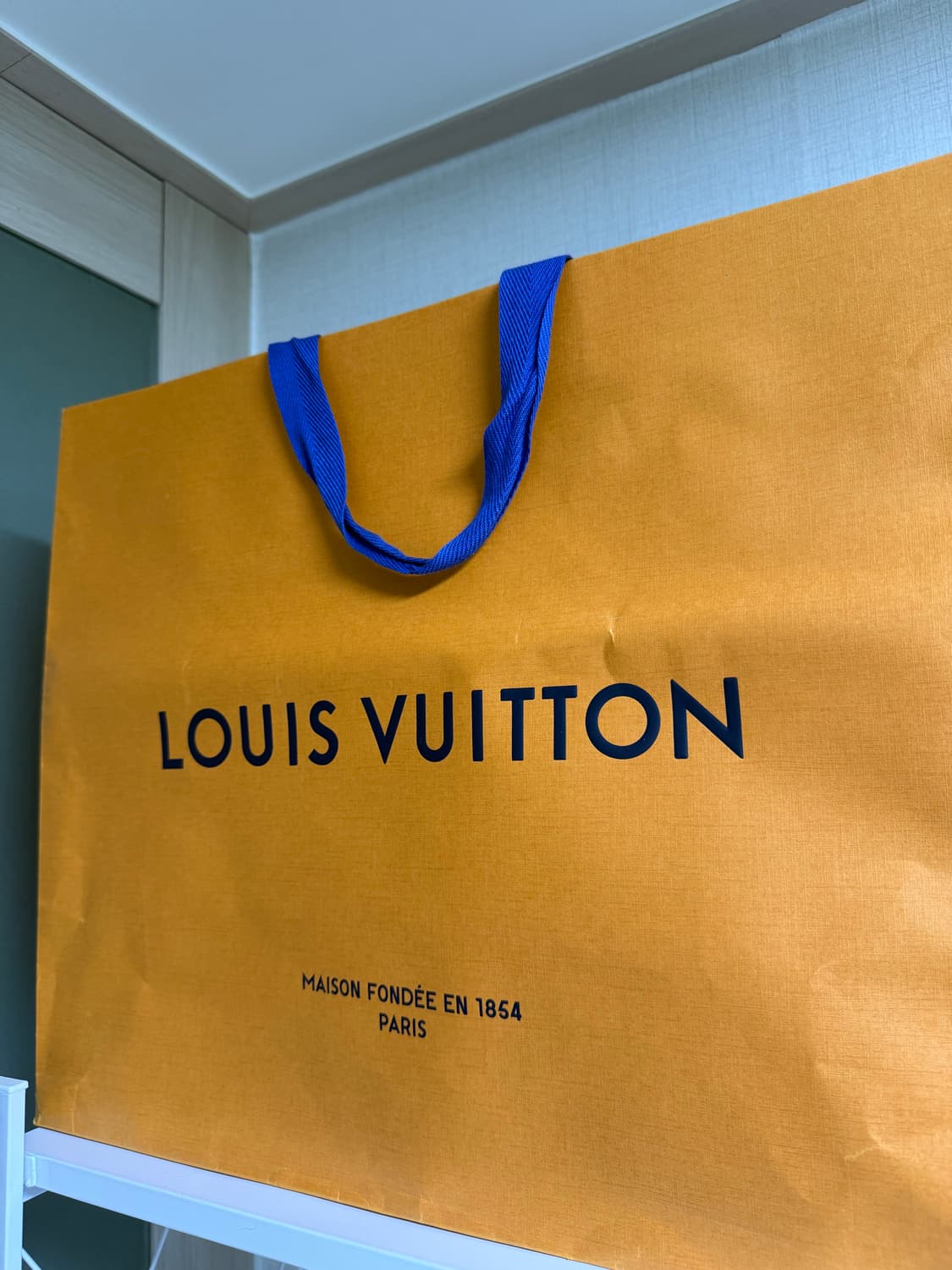 [52, 래퍼 칸 착용] 루이비통 레더 크림 바시티 자켓 상품이미지8