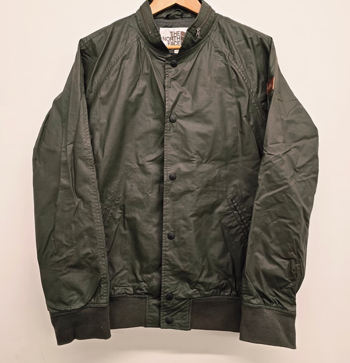 노스페이스 화이트라벨 코팅 버튼 봄버자켓.
싸이즈 100~105 상품이미지1