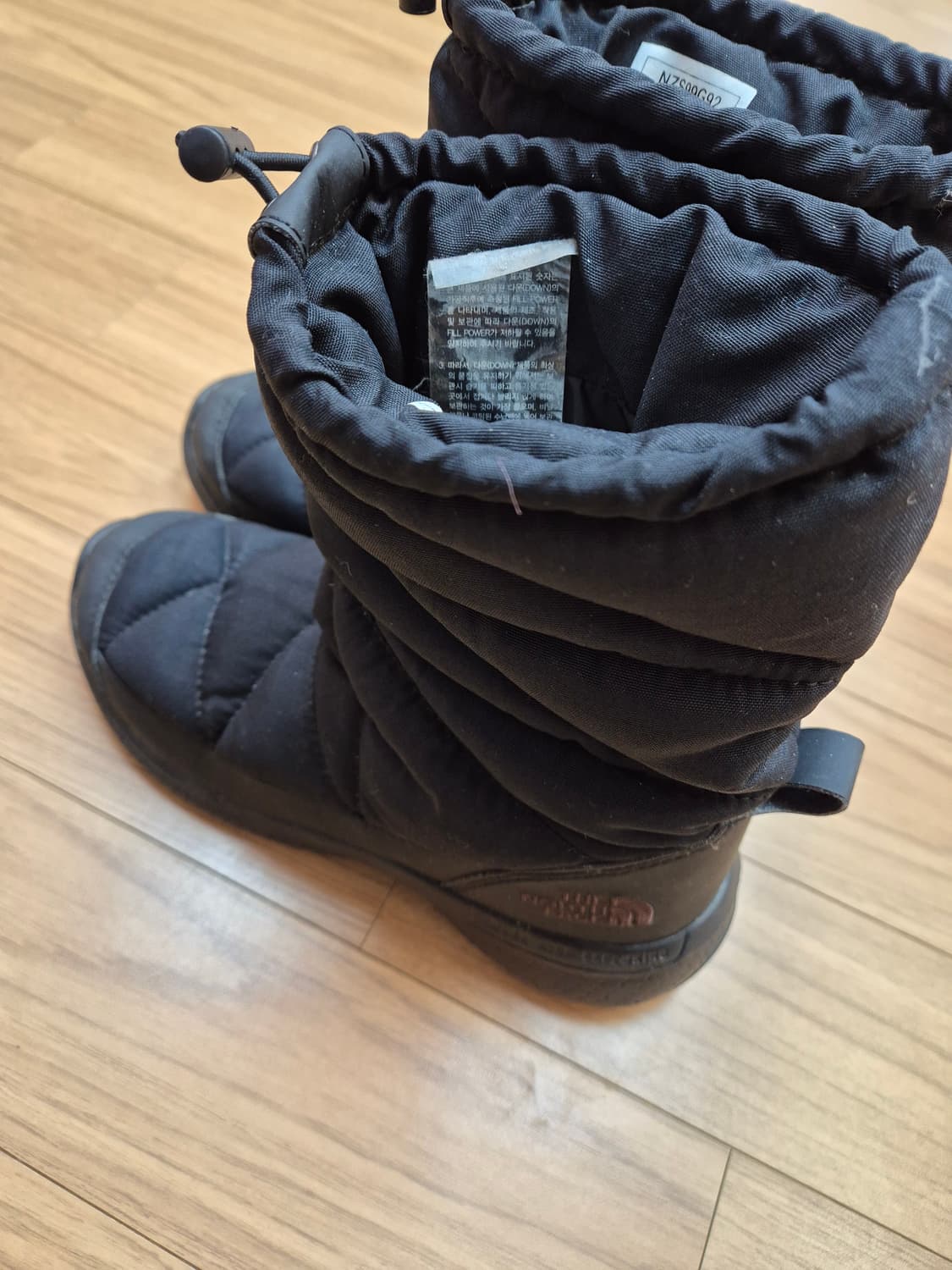 블랙 색상의 노스페이스 패딩 부츠 230mm입니다. 퀼팅 디자인이 적용되 상품이미지2