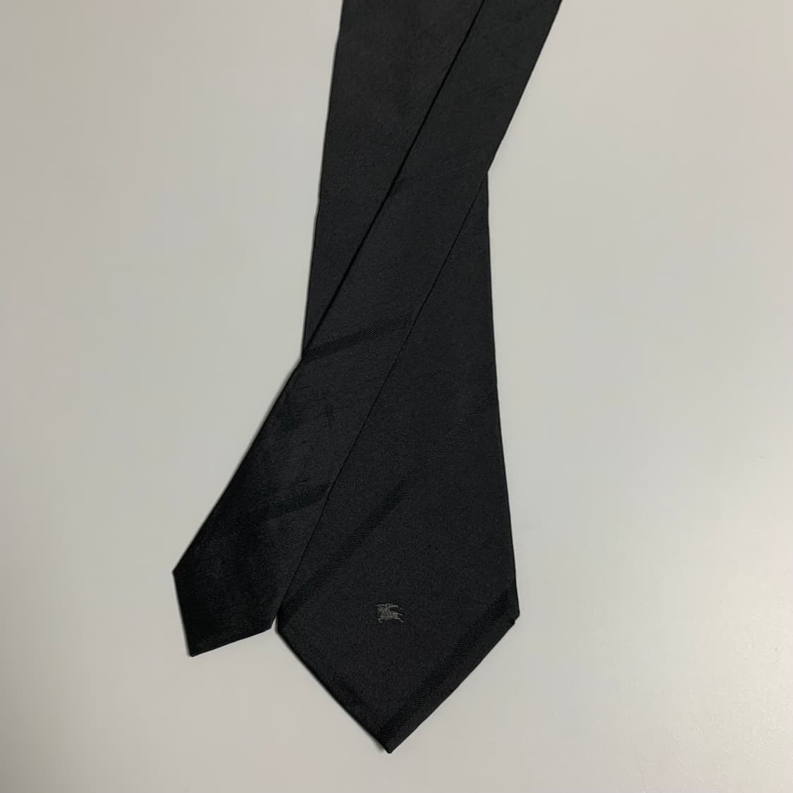 버버리(BURBERRY) 블랙컬러 스트라이프 명품넥타이 심플로고 A+ 상품이미지3