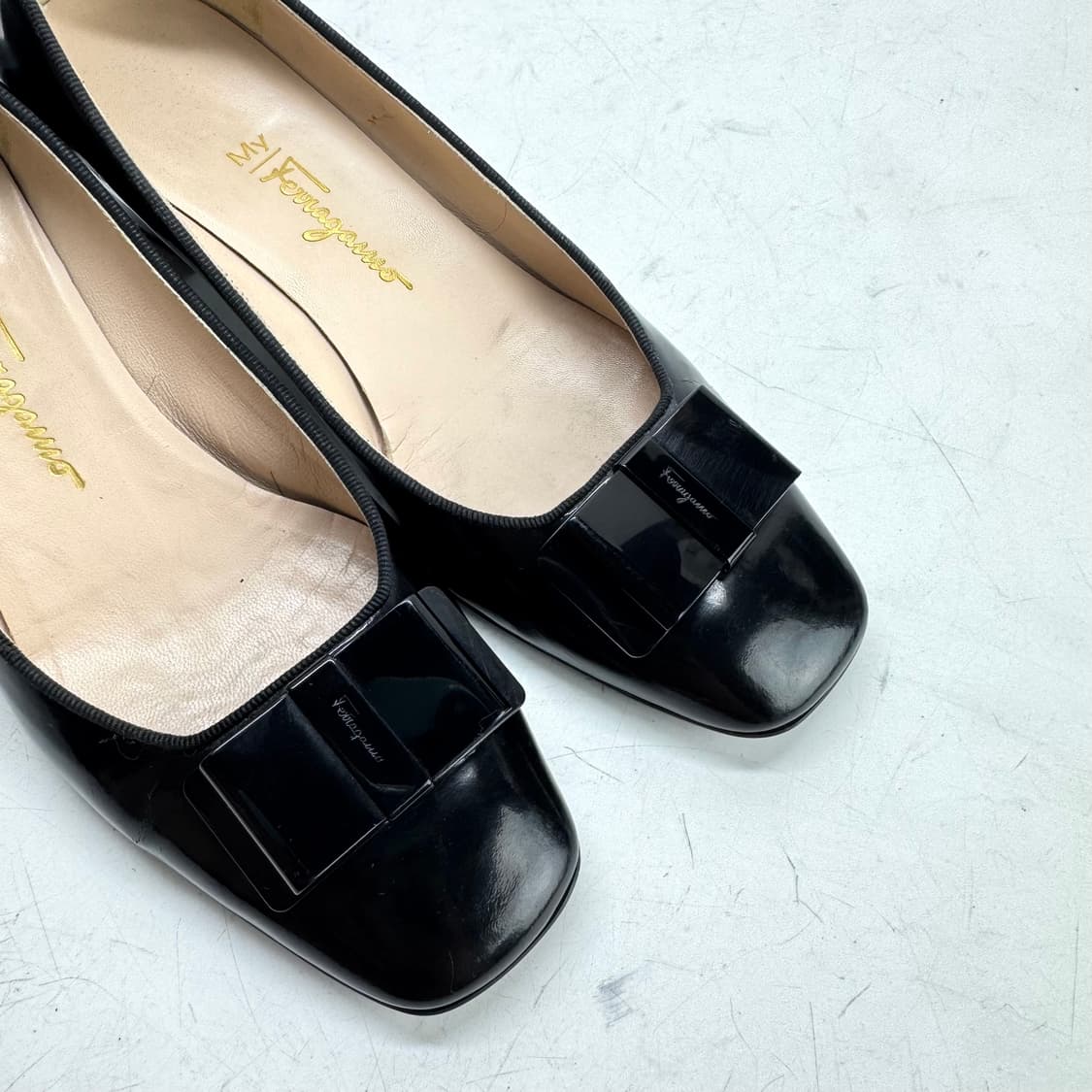 235) 페라가모 바라 에나멜 펌프스 힐 상품이미지8