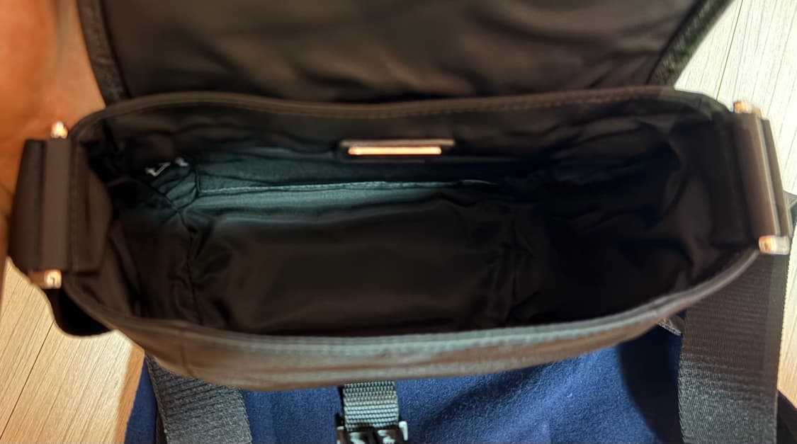 프라다 리나일론 및 사피아노 가죽 숄더백 2VD070 판매합니다. 상품이미지7