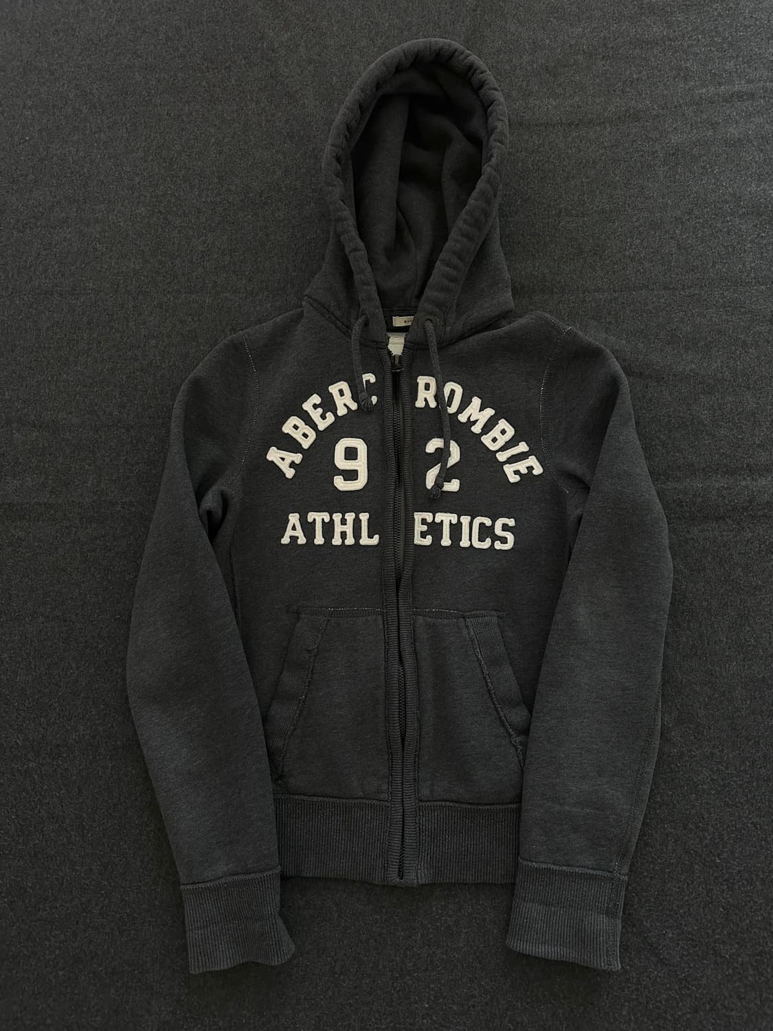 아베크롬비 자수 로고 차콜 후드집업 상품이미지1