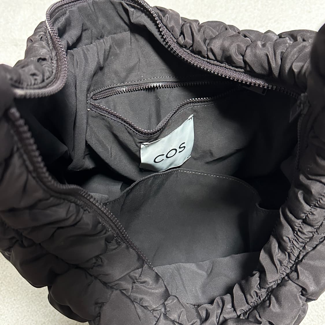 코스 퀄티드 오버사이즈 숄더백 상품이미지3