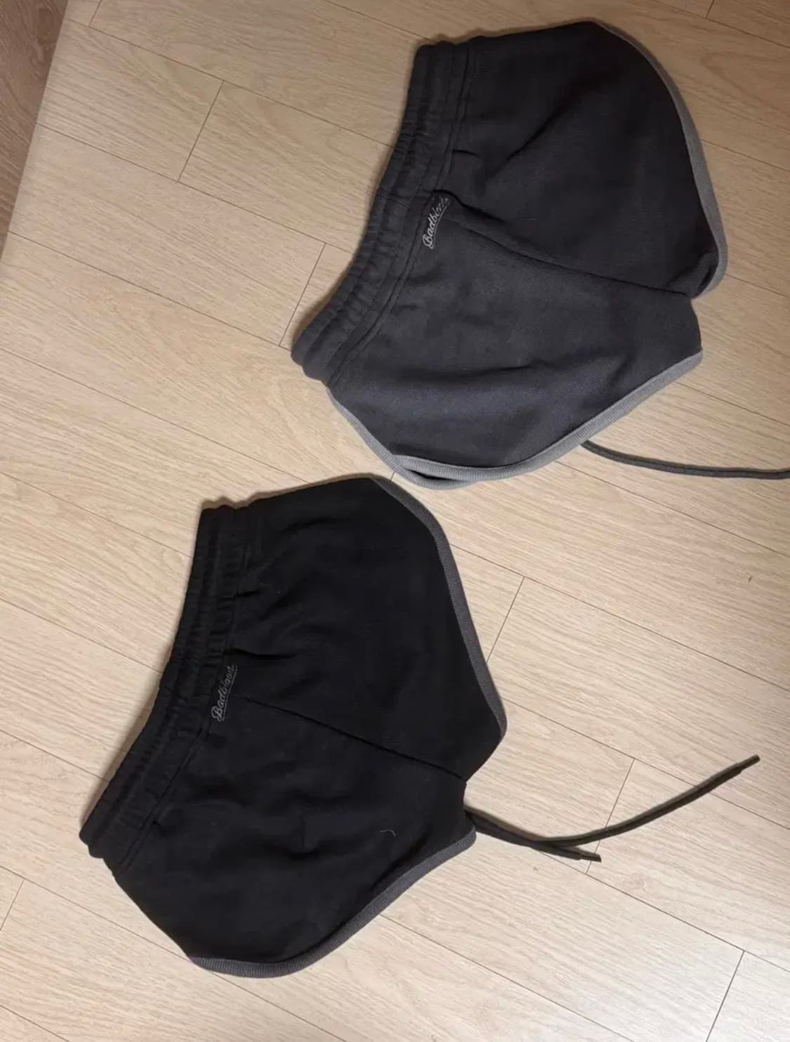 배드블러드 비욘드 소프트 돌핀 숏츠 돌핀 팬츠 블랙 차콜 상품이미지4