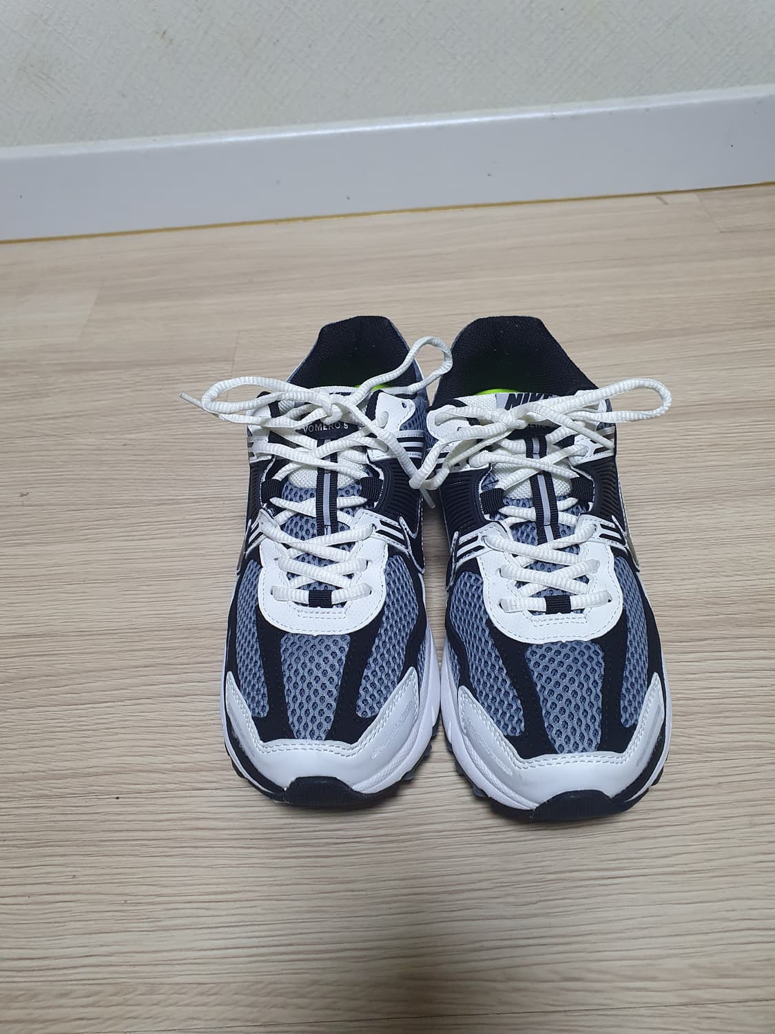 나이키 줌 보메로5 다크 그레이 운동화 255 상품이미지3