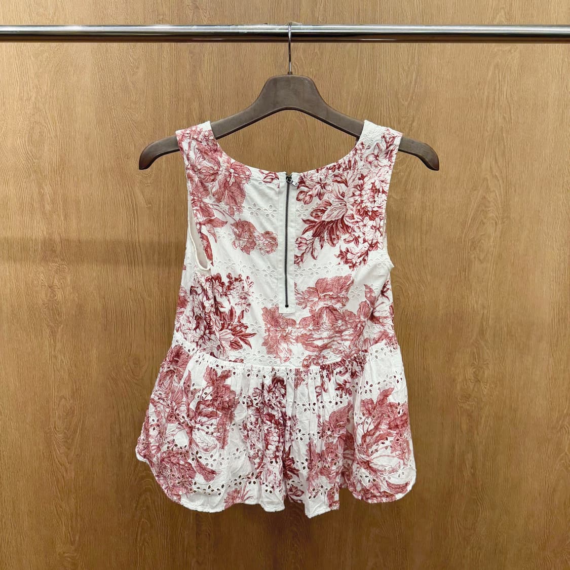 막스앤코 브이넥 슬리브리스 블라우스 플로럴 프린팅 디테일 화이트 핑크 상품이미지2